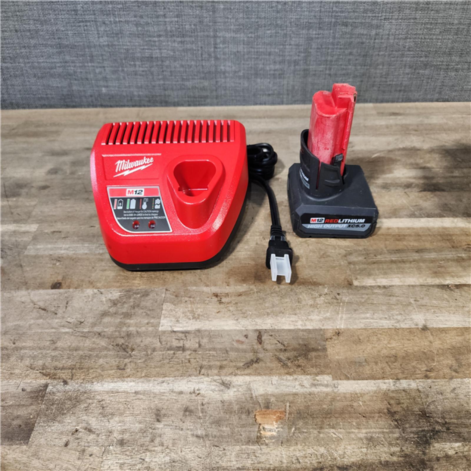 HOUSTON LOCATION - AS-IS Milwaukee Green 125 Ft. Cross Line and Plumb Points Laser Level Kit