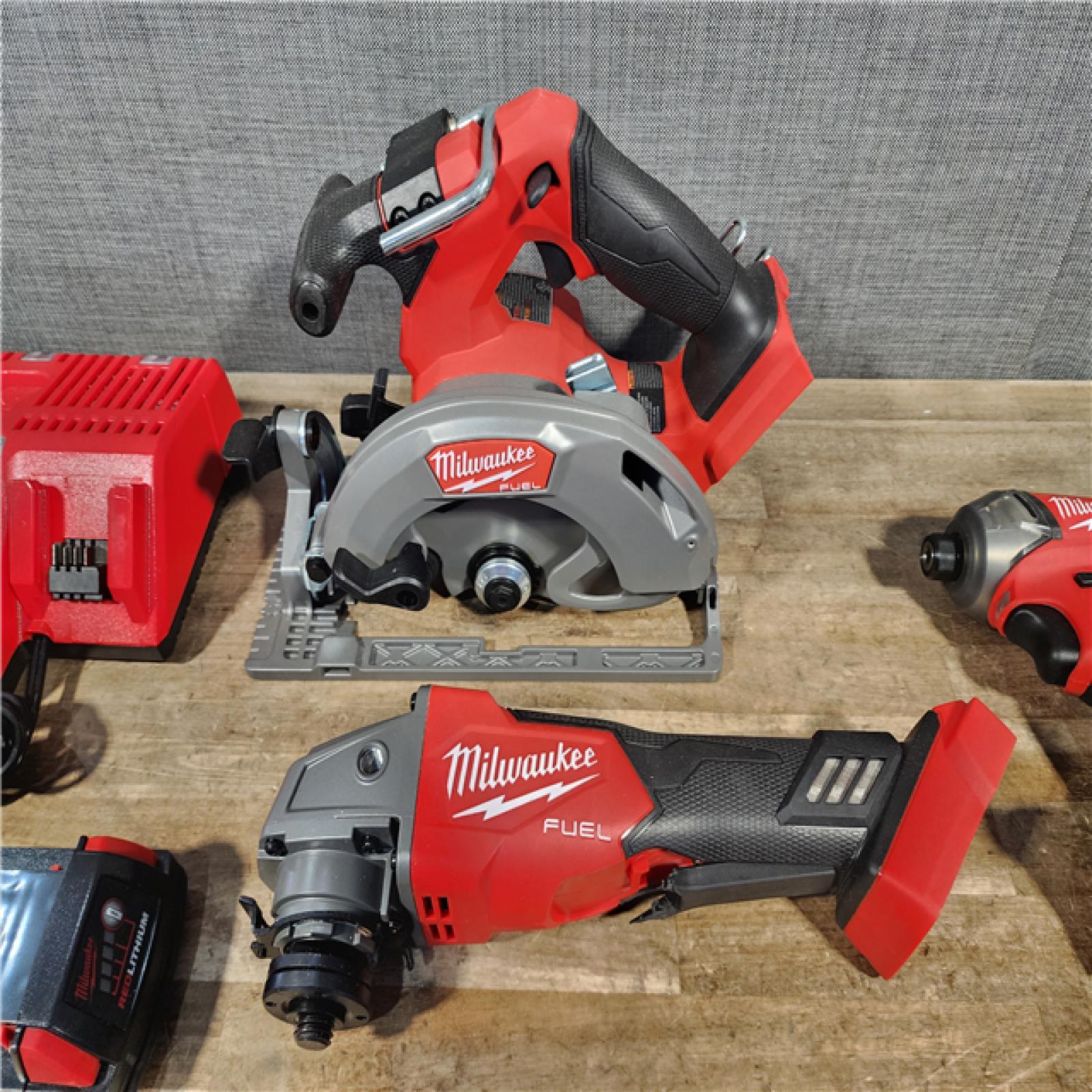 HOUSTON LOCATION - AS-IS MILWAUKEE 3 TOOL COMBO W/ (2) BATTERY & CHARGER