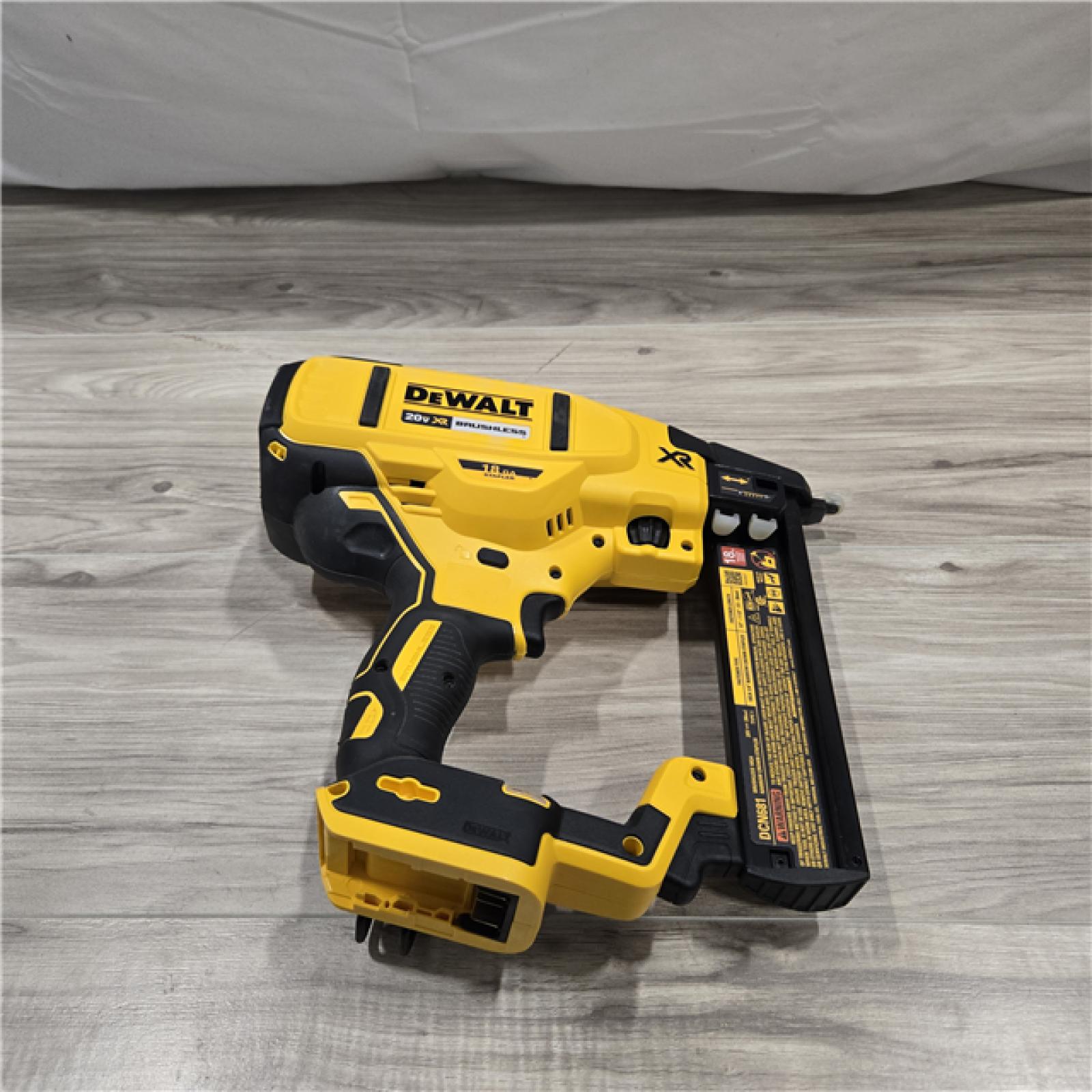 GOOD! - DeWALT DCN681D1 20V MAX 18ga Cordless  Narrow Crown Stapler Kit