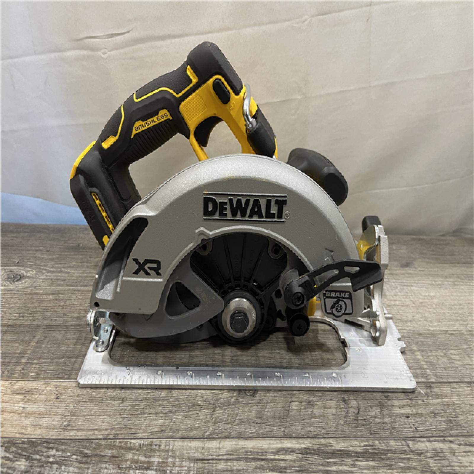 AS-IS DEWALT 20-Volt MAX 7-1/4 in. Cordless Circular Saw (Tool Only)