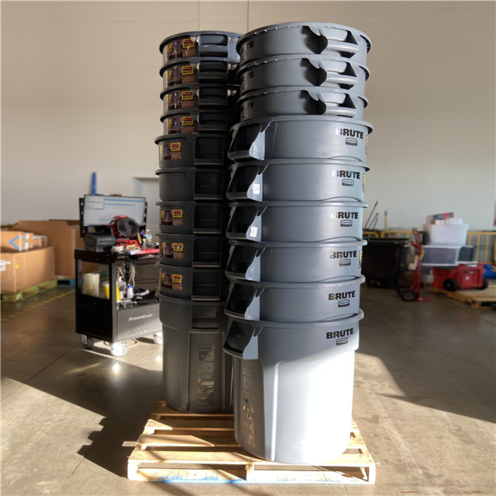 DALLAS LOCATION - Rubbermaid Mixed Commercial Trash Cans