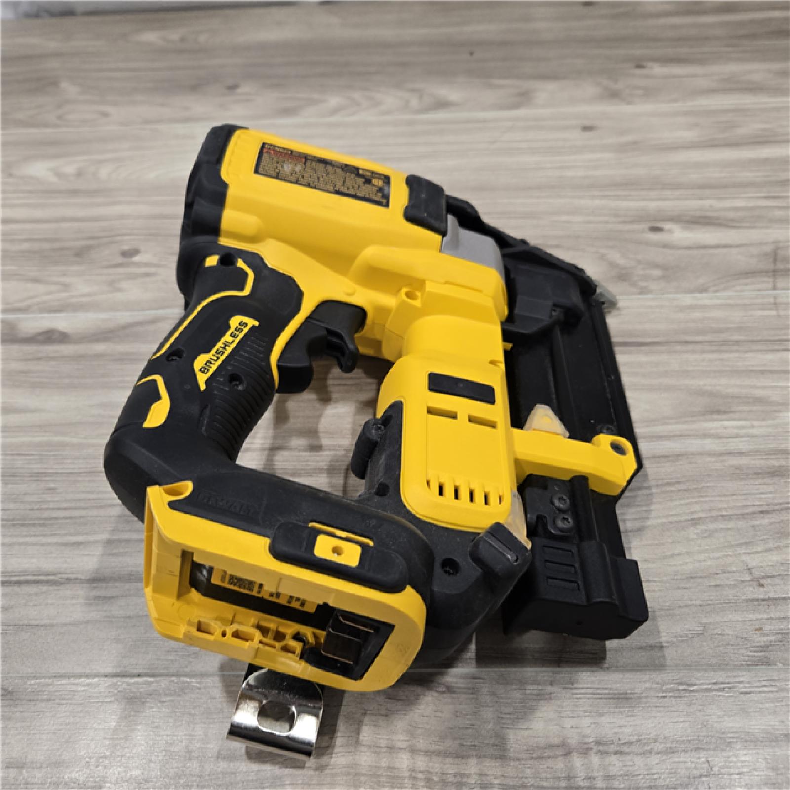 DeWalt DCN623D1 20V MAX Atomic Compact Cordless 23 Gauge Pin Nailer Kit