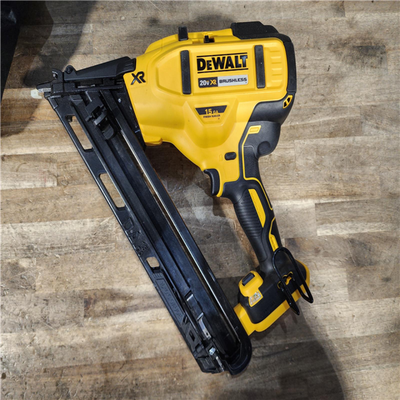 HOUSTON LOCATION - AS-IS DeWalt 15 GA ANGLED FINISH NAILER KIT W/ BATTERY & CHARGER