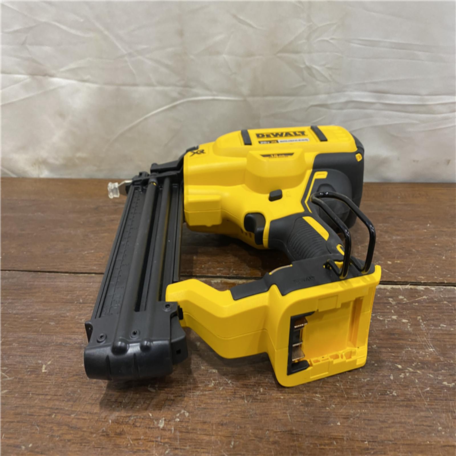 AS-IS DEWALT 20V MAX XR 18 Gauge Brad Nailer Kit