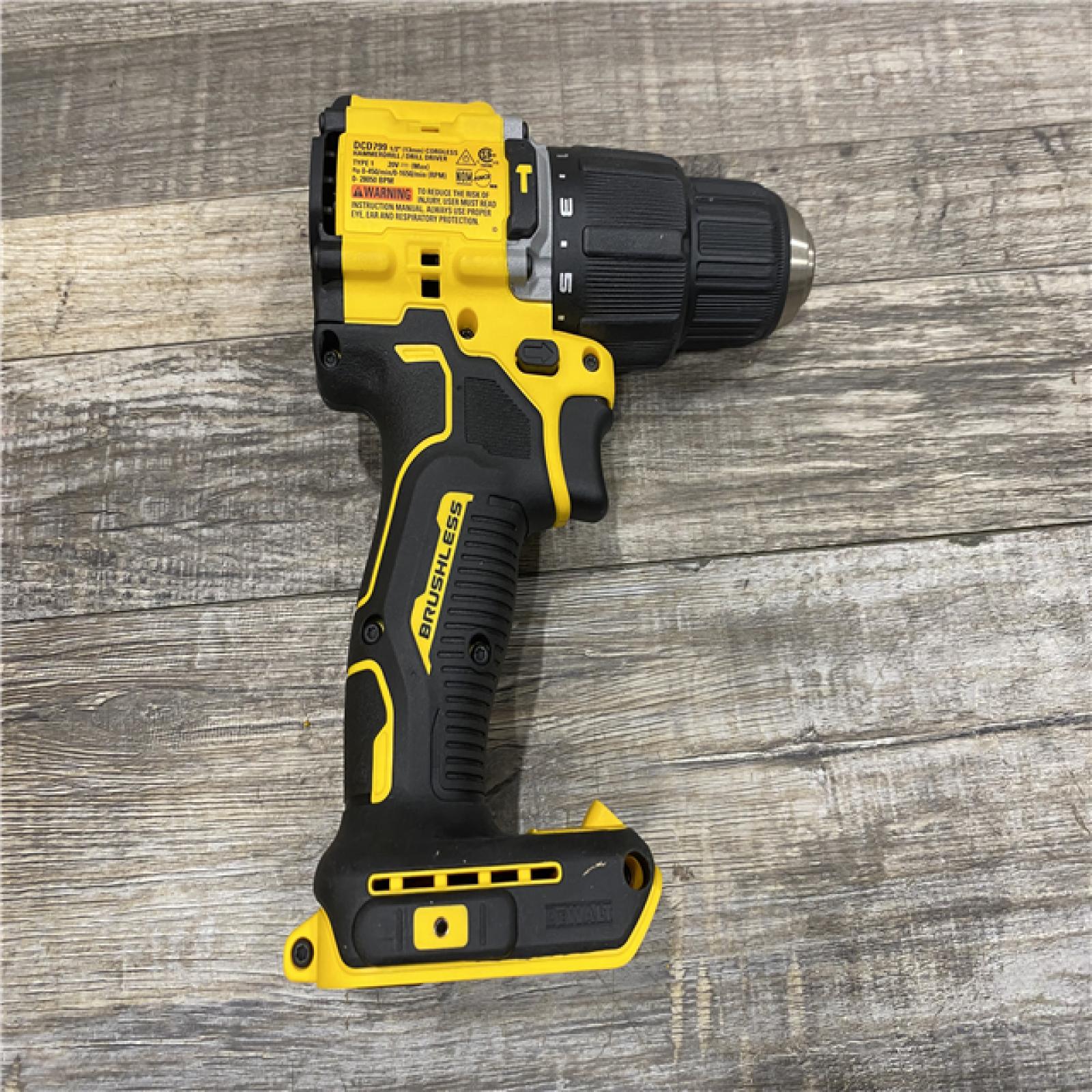 LIKE NEW - DEWALT ATOMIC 20V Cordless 1/2 in. Compact Hammer Drill Kit