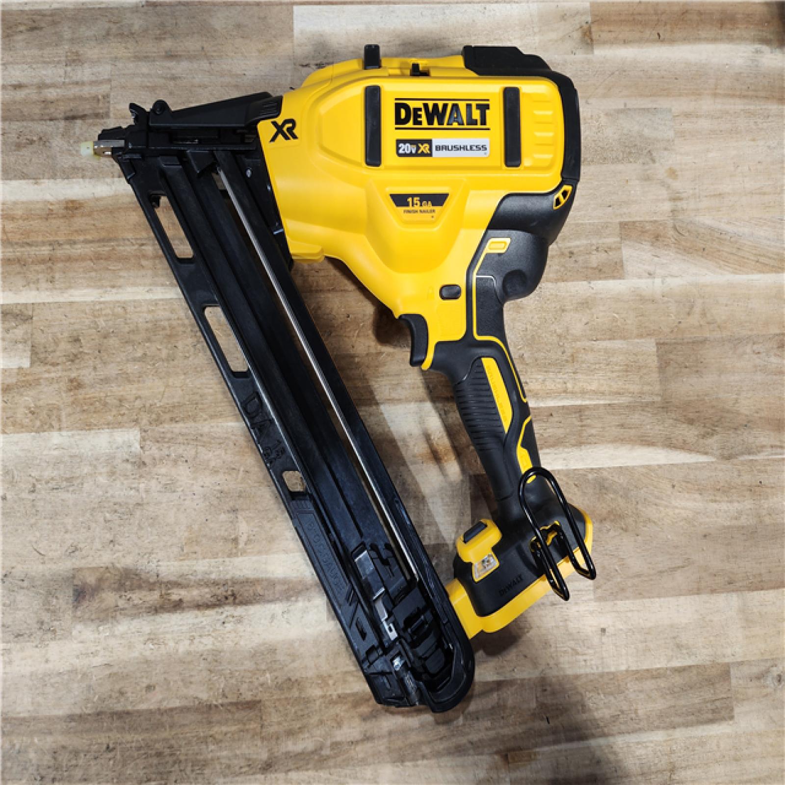 HOUSTON LOCATION - AS-IS DEWALT 20V MAX XR Lithium-Ion Cordless 2-1/2 in. 15-Gauge Finish Nailer Kit