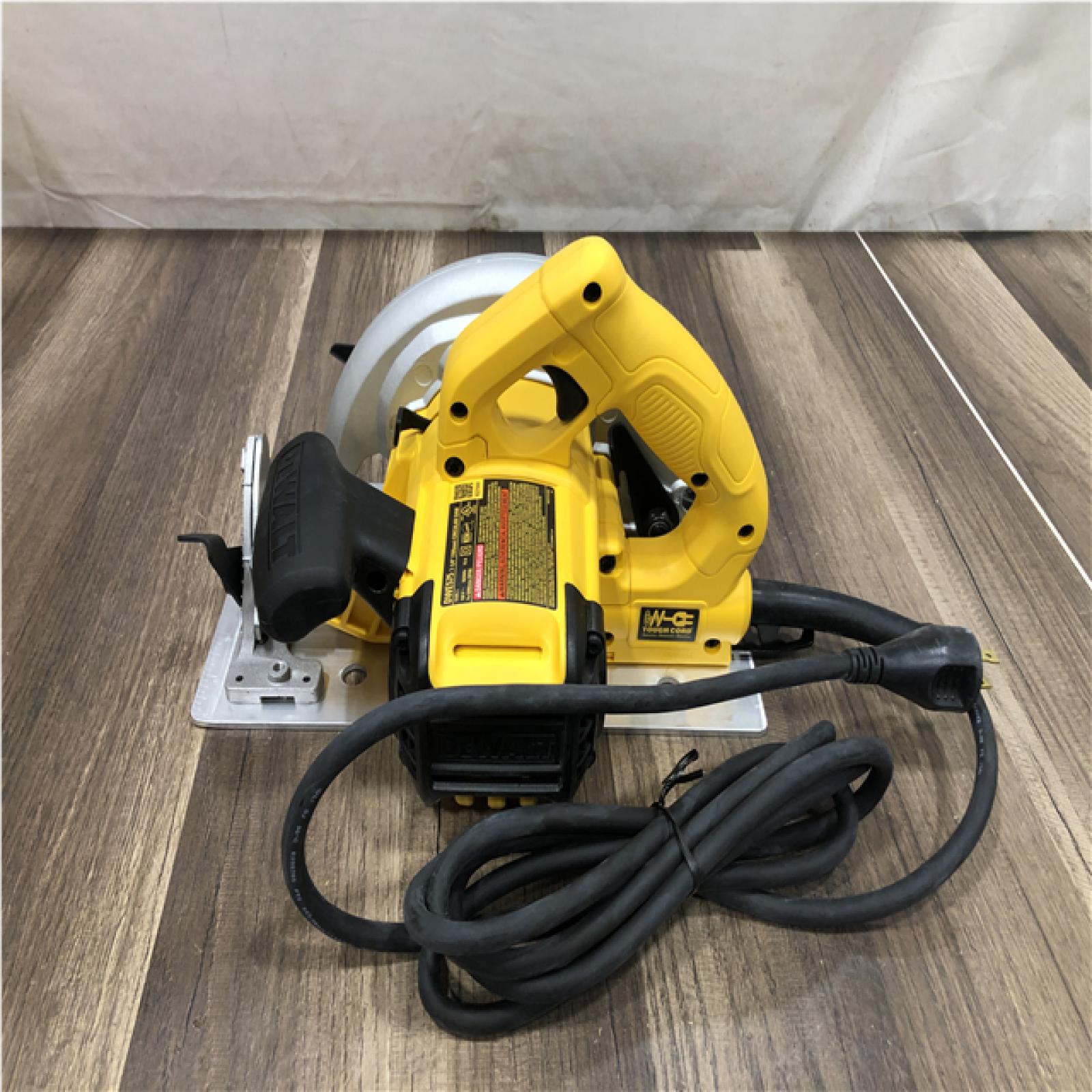 AS-IS DEWALT 15 Amp Corded 7-1/4 in. Lightweight Circular Saw