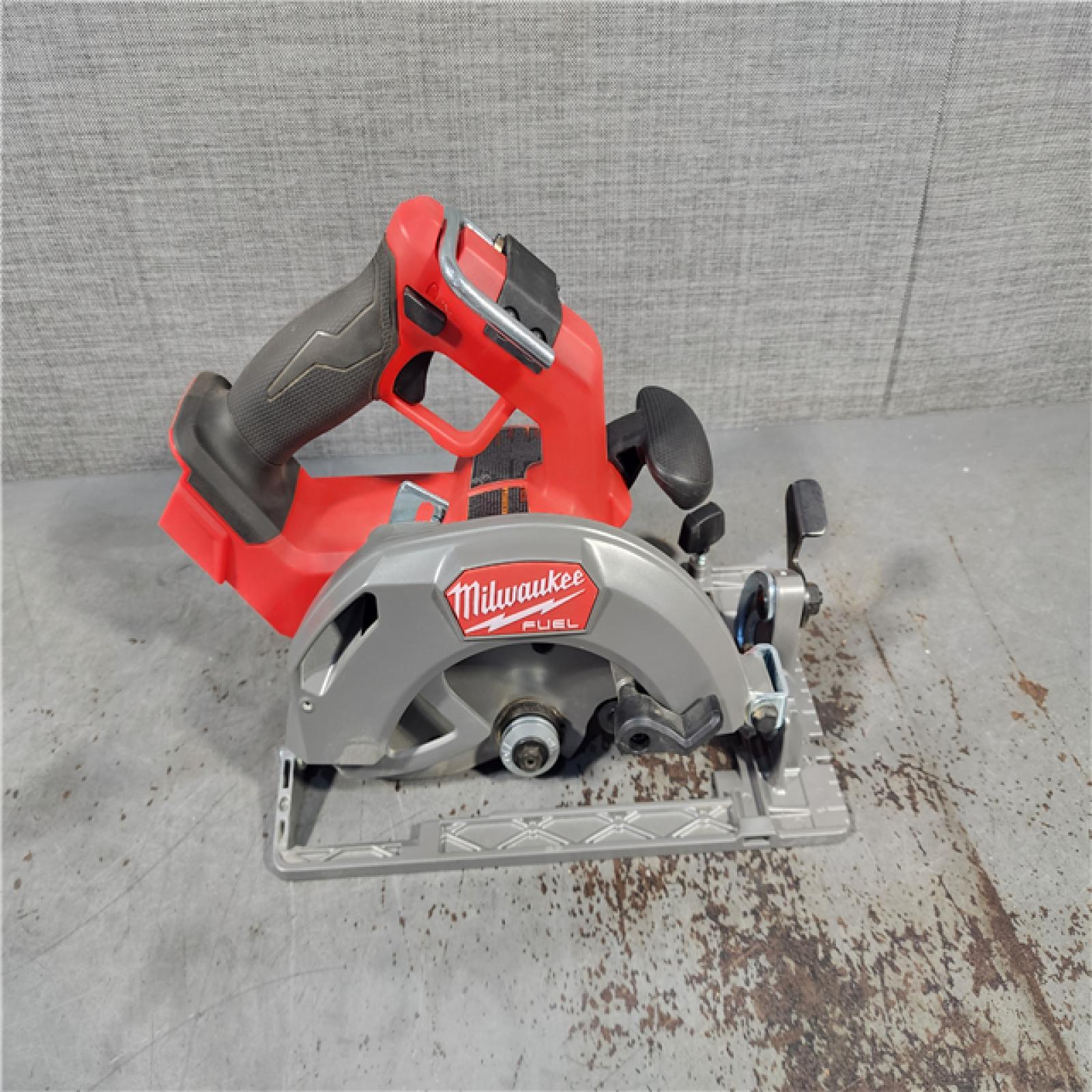 HOUSTON LOCATION - AS-IS Milwaukee Tools M18 FUEL 7-1/4 Circular Saw (Tool Only)