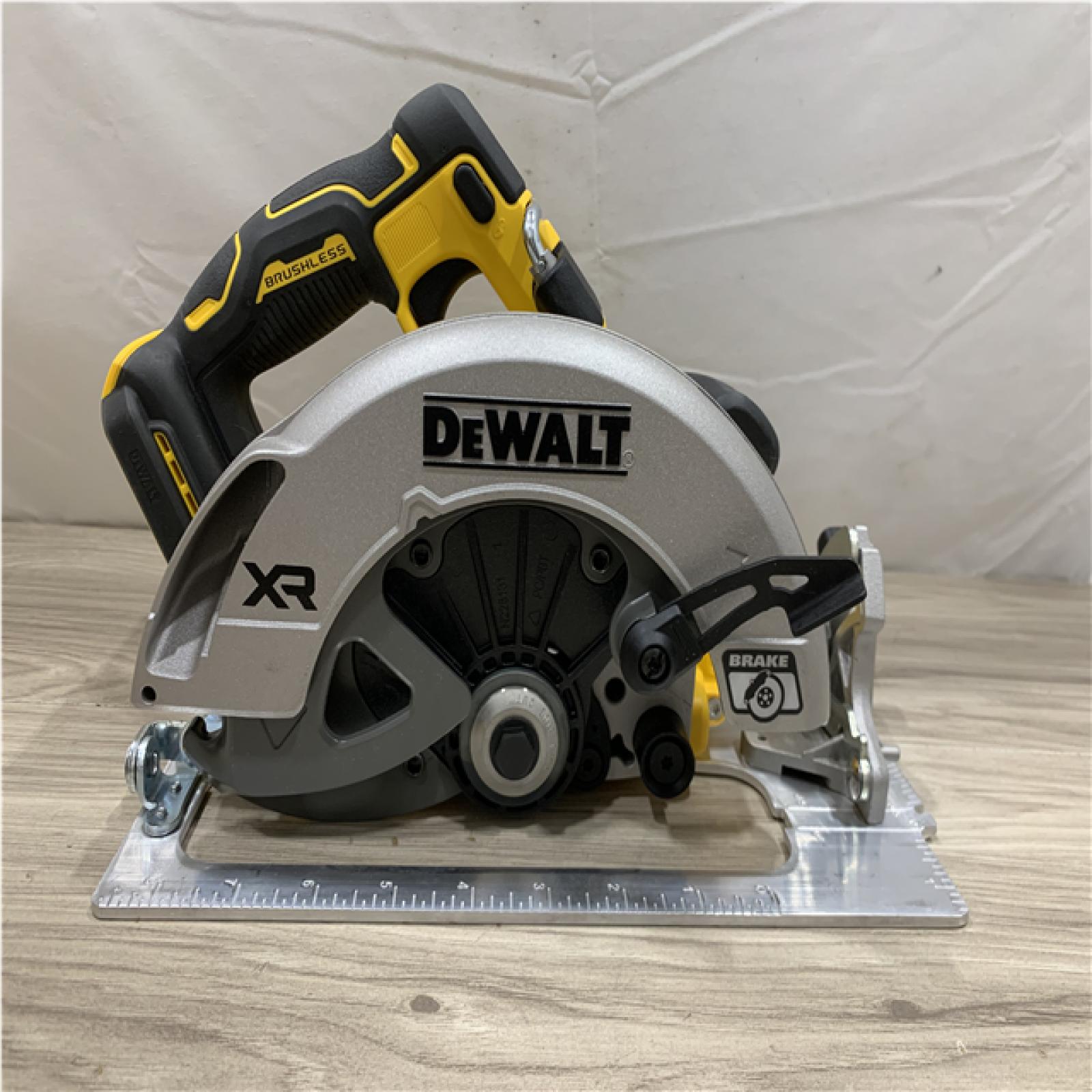 AS-IS DEWALT 20-Volt MAX 7-1/4 in. Cordless Circular Saw (Tool Only)