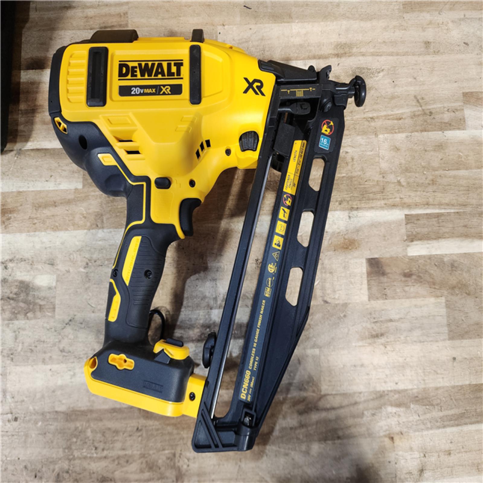 HOUSTON LOCATION - AS-IS DEWALT 20V MAX XR 16-Gauge Electric Cordless Angled Finishing Nailer Kit