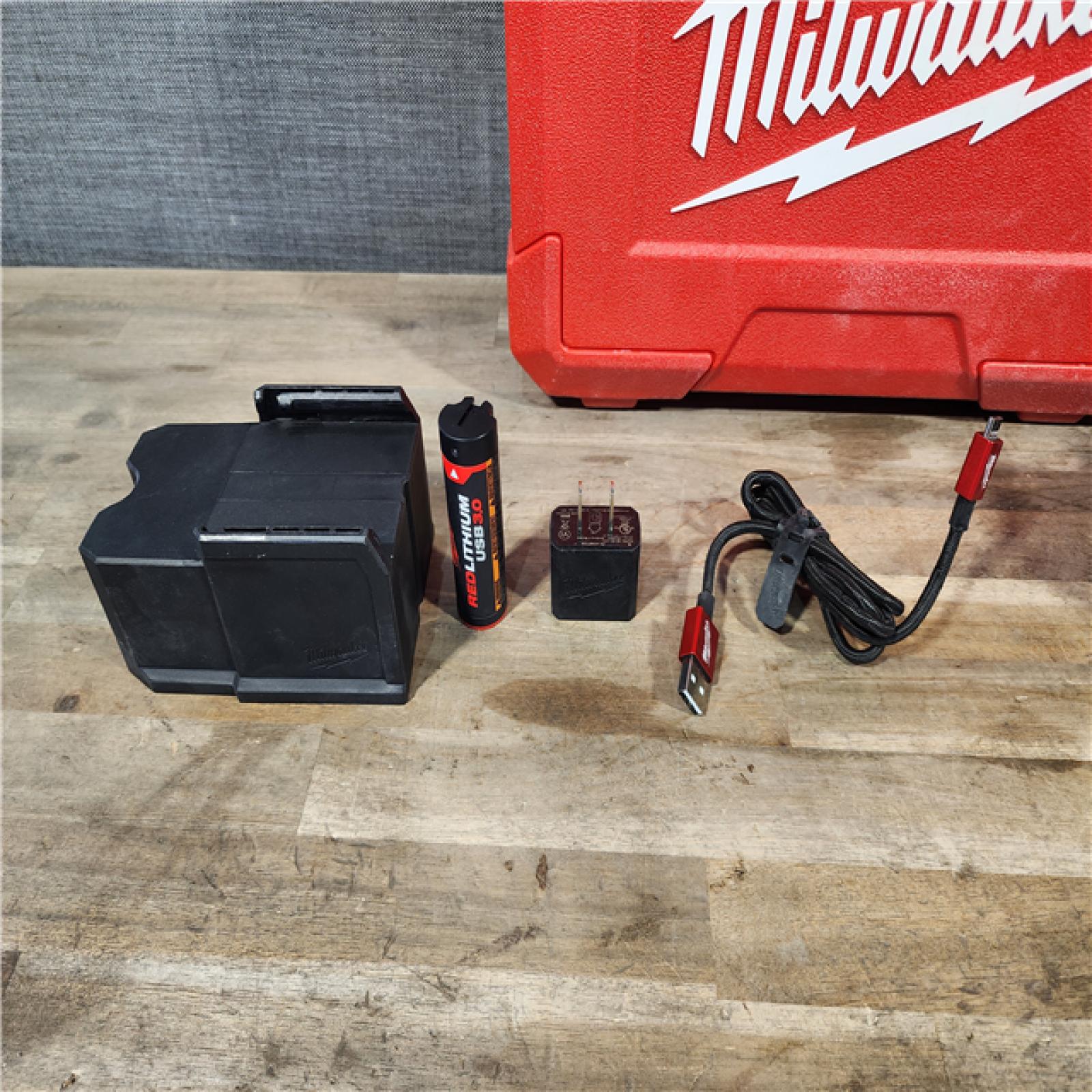 HOUSTON LOCATION - AS-IS Milwaukee-3522-21 Green Beam Laser Cross Line Plumb Point Rechargeable USB Kit