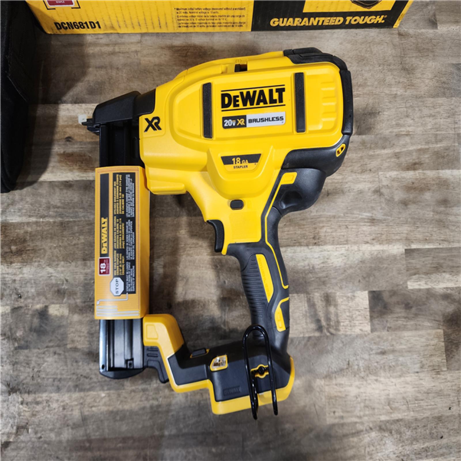 HOUSTON LOCATION - AS-IS (APPEARS LIKE NEW) DeWALT DCN681D1 20-Volt MAX 18ga Cordless Brushless Narrow Crown Stapler Kit