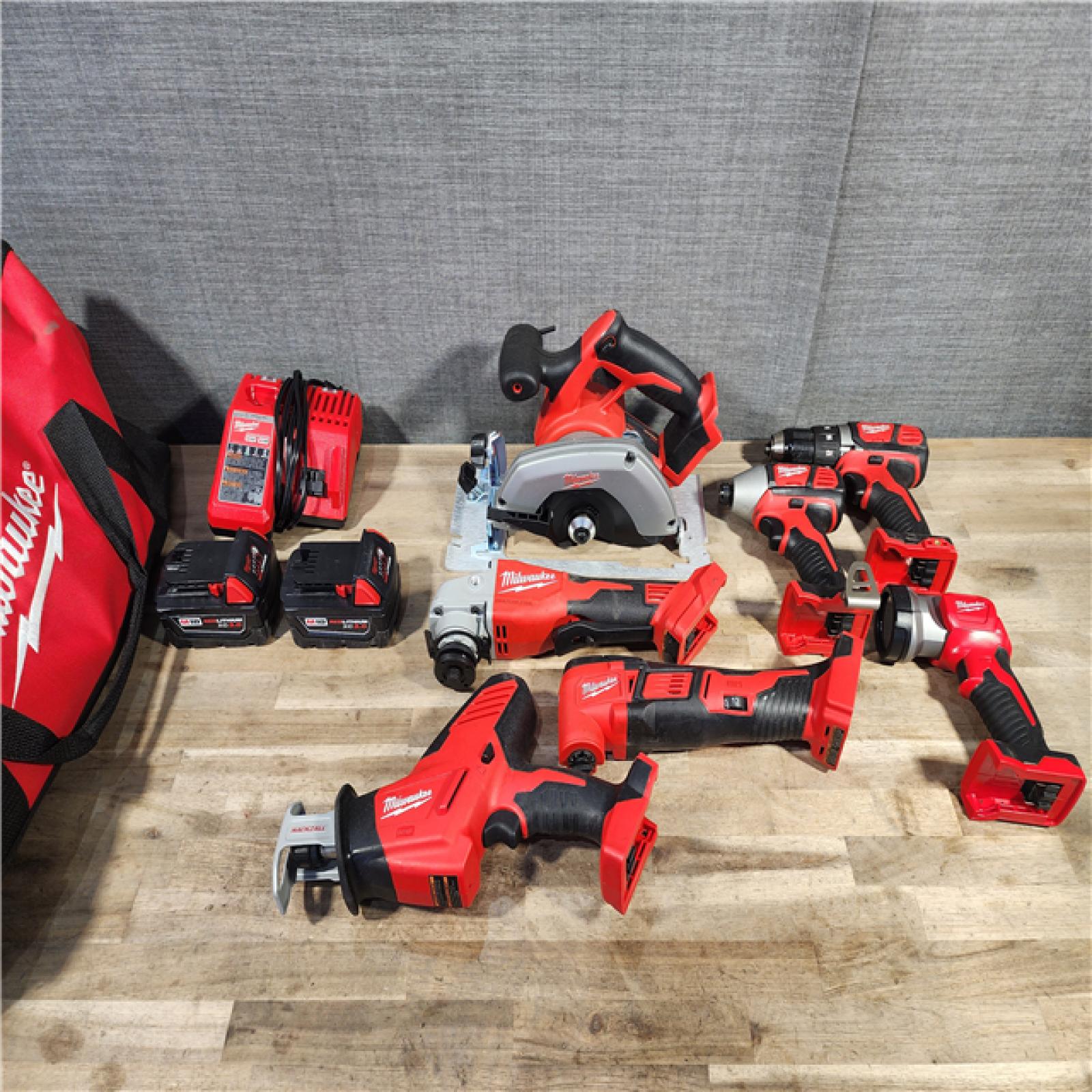 HOUSTON LOCATION - AS-IS MILWAUKEE 7 TOOL COMBO KIT W/ (2) BATTERY & CHARGER