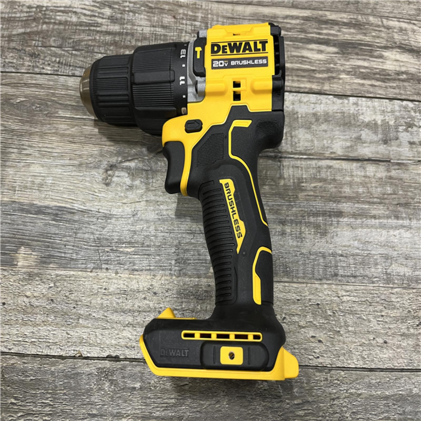 LIKE NEW - DEWALT ATOMIC 20V Cordless 1/2 in. Compact Hammer Drill Kit
