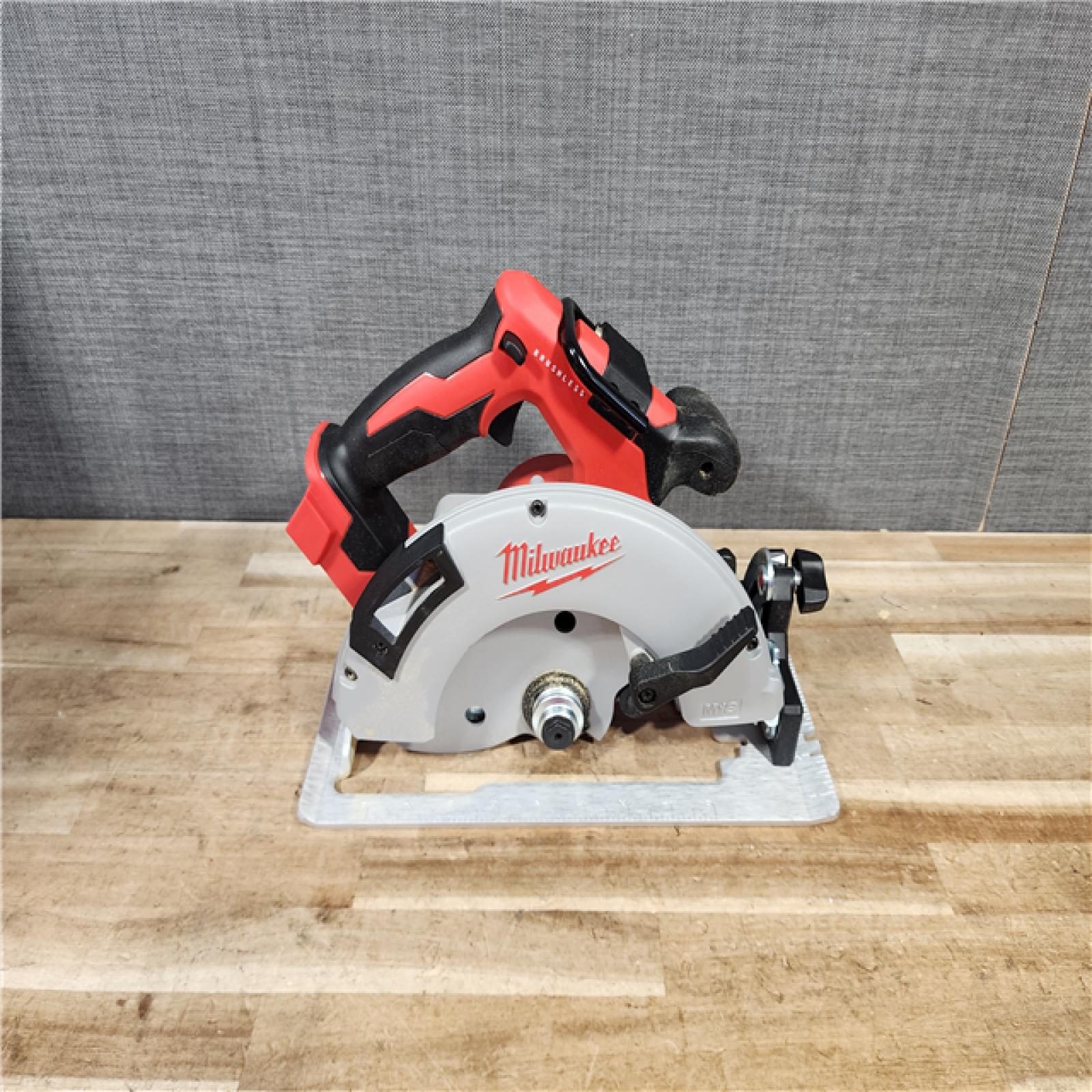 HOUSTON LOCATION - AS - IS Milwaukee 18V Lithium-Ion Brushless Cordless 7-1/4 in. Circular Saw (Tool-Only)