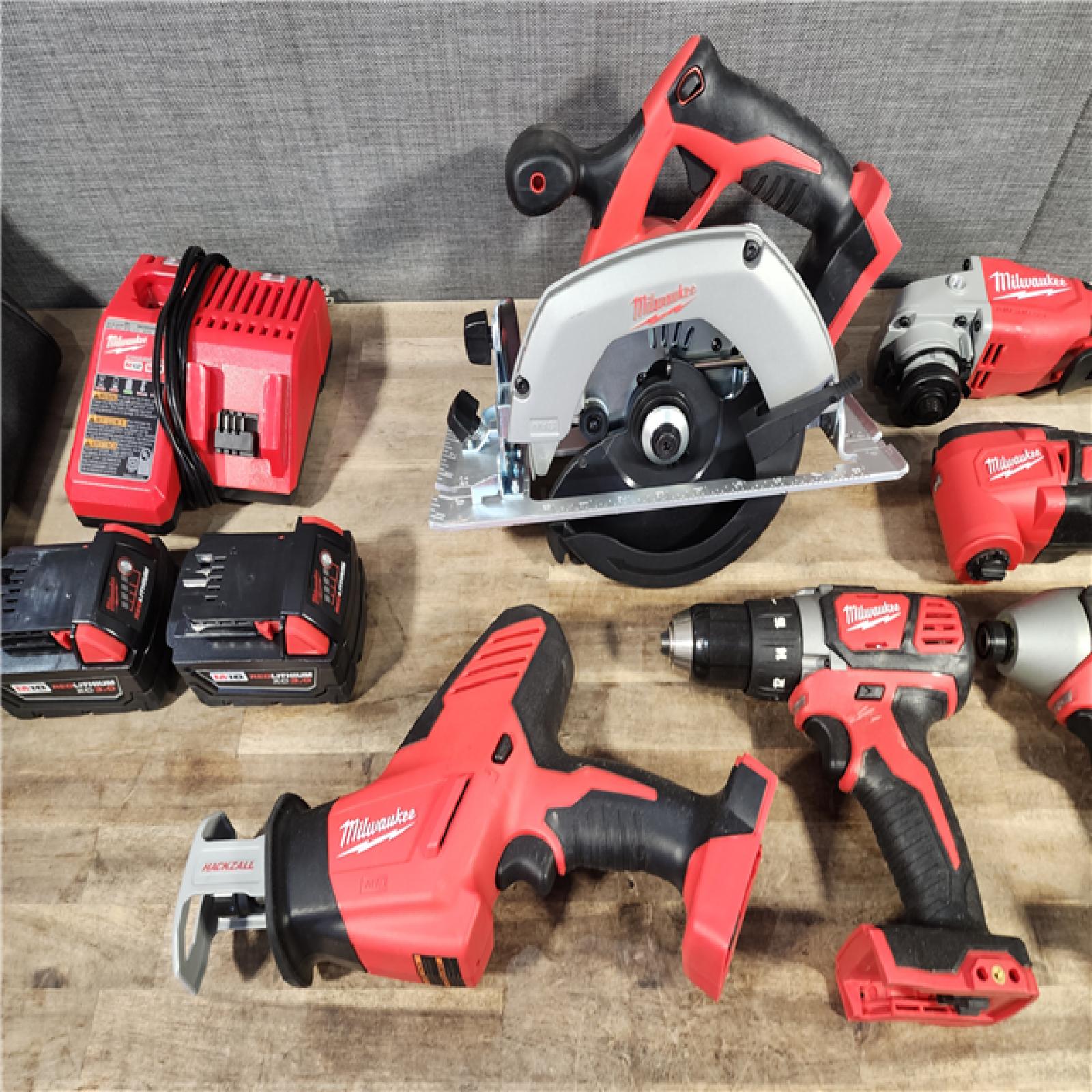 HOUSTON LOCATION - AS-IS MILWAUKEE 7 TOOL COMBO KIT W/ (2) BATTERY & CHARGER