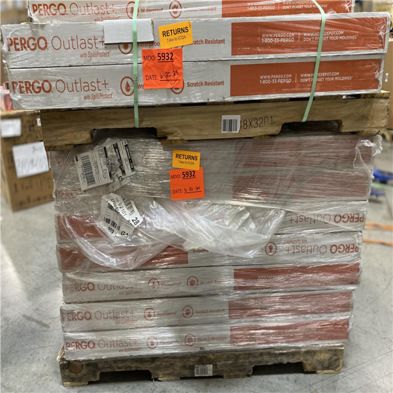 DALLAS LOCATION - Pergo Outlast+ Marigold Oak 12 mm T x 7.4 in. W Waterproof Laminate Wood Flooring (19.6 sqft/case) PALLET (38) UNITS