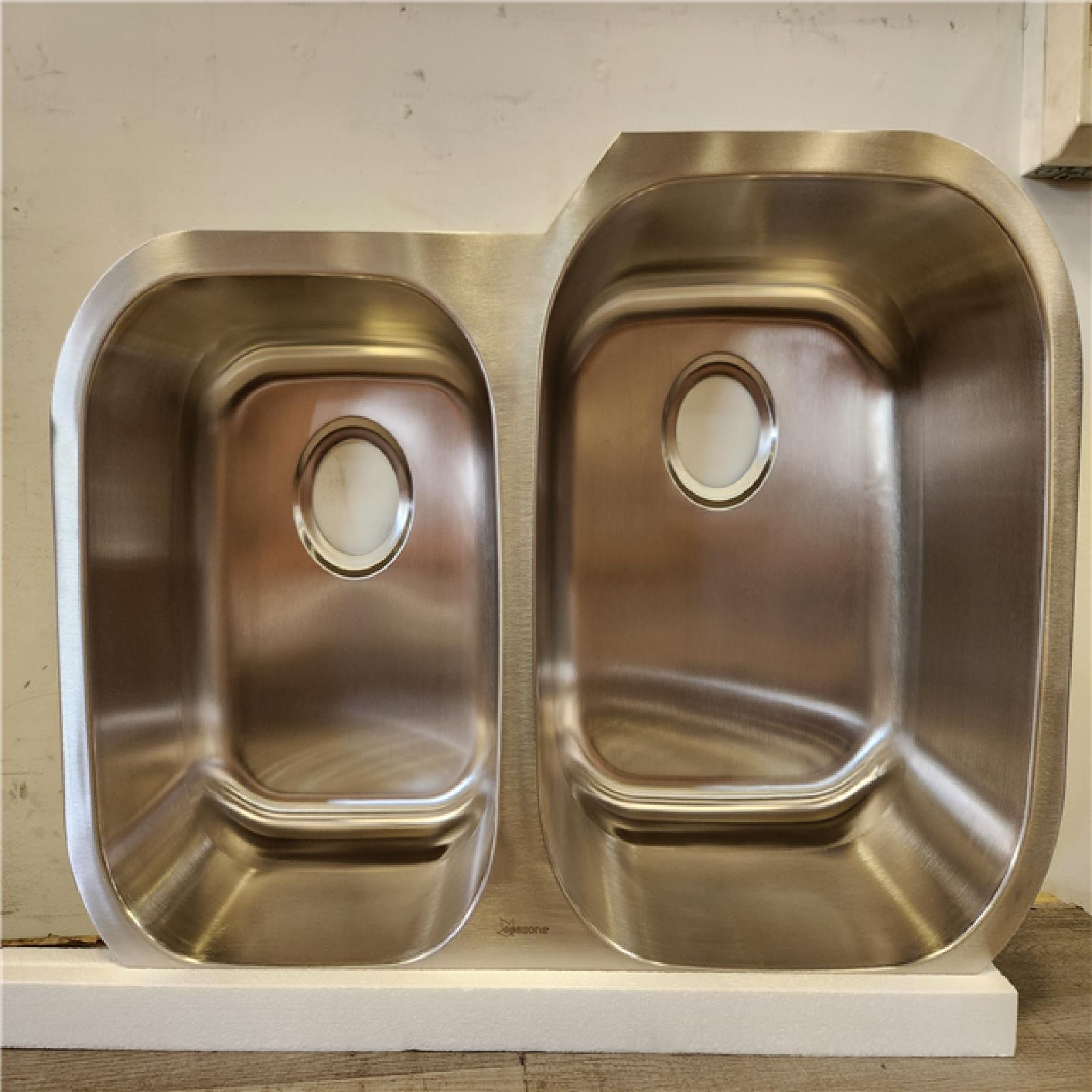 Phoenix Location NEW Seasons Stainless Steel Undermount 31.5 18G Double Bowl Offset Sink Pallet (12 Total)