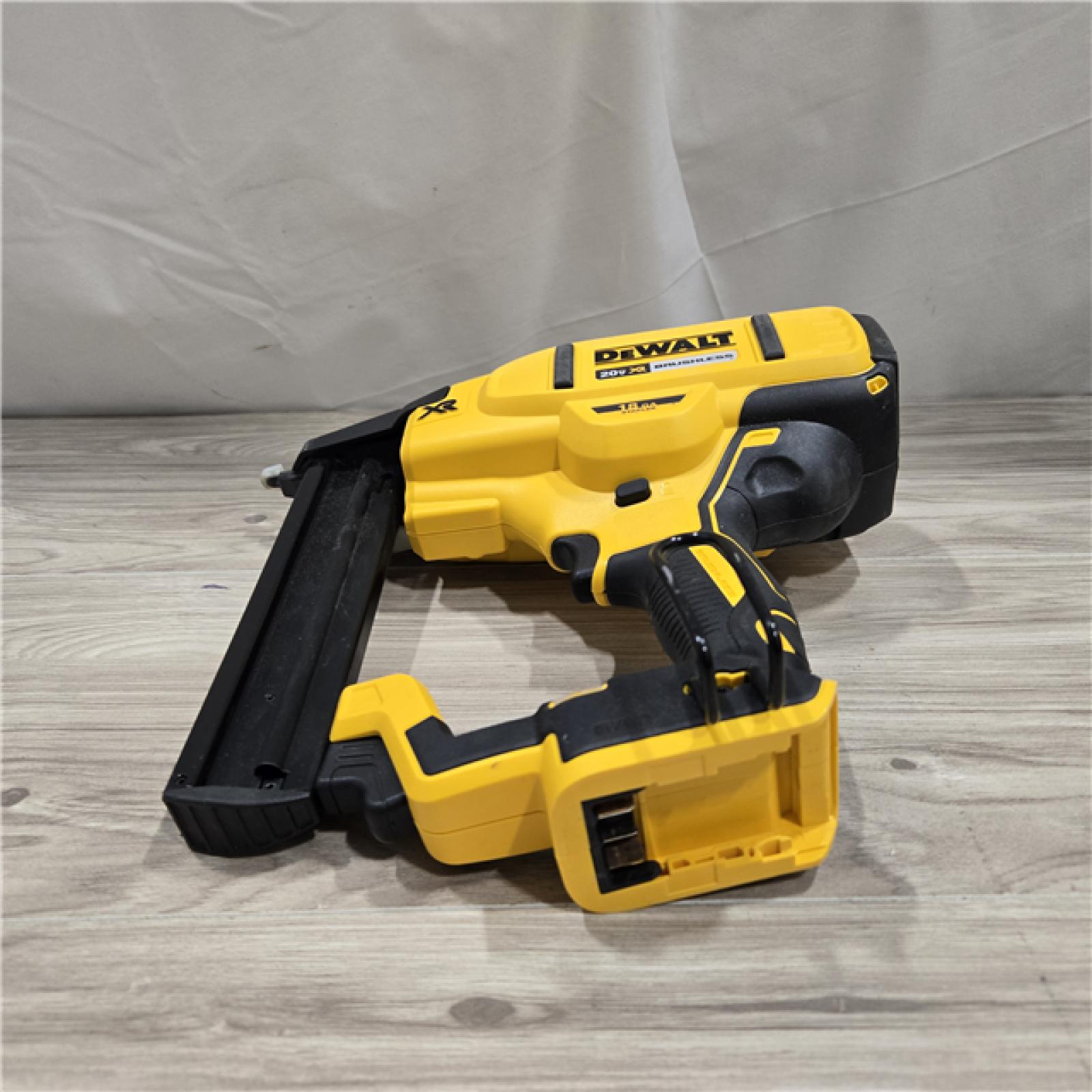 AS-IS DeWALT DCN681D1 20V MAX 18ga Cordless Narrow Crown Stapler Kit