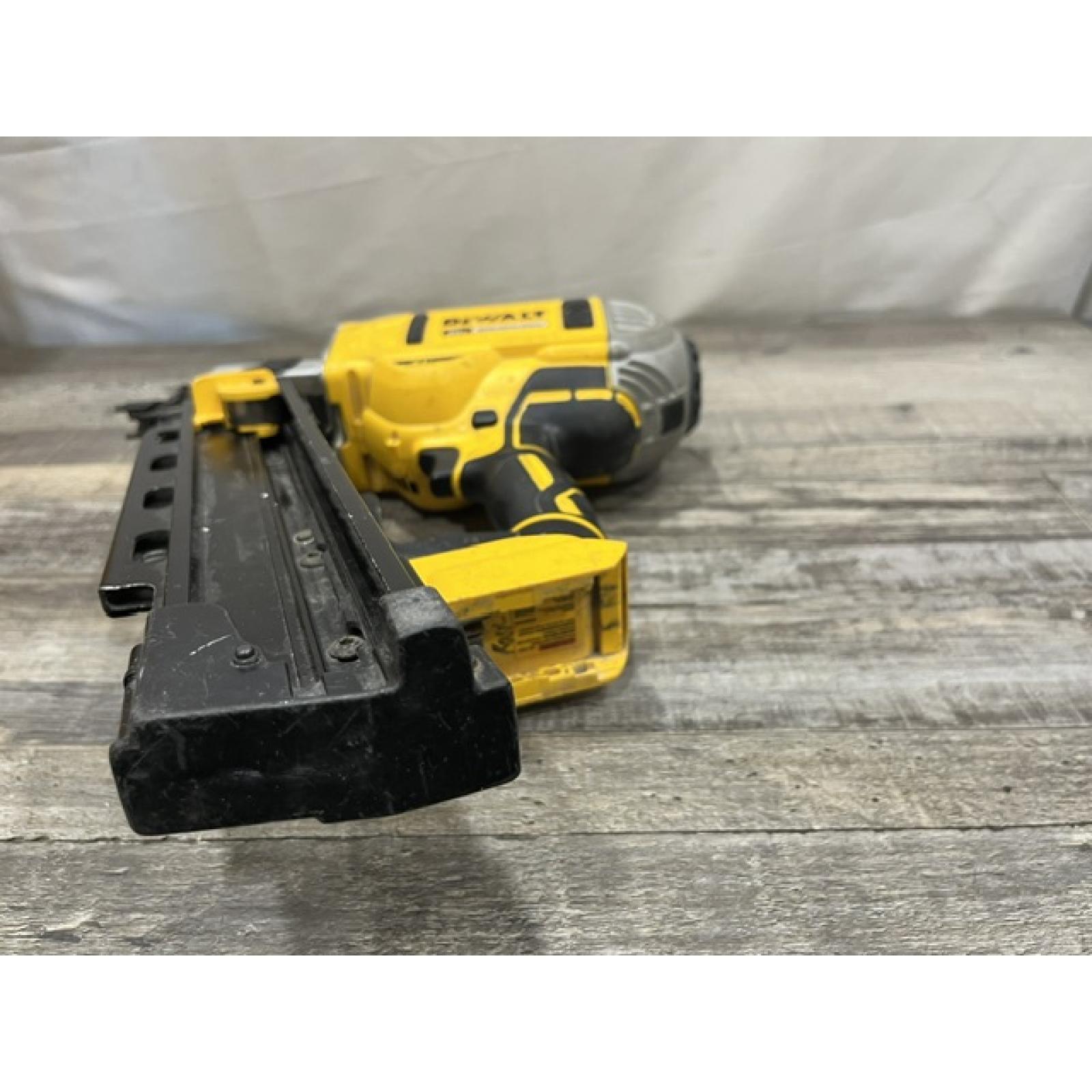 AS-IS DEWALT 20V MAX XR Lithium-Ion Electric Cordless Brushless 2-Speed 21° Plastic Collated Framing Nailer (Tool Only)