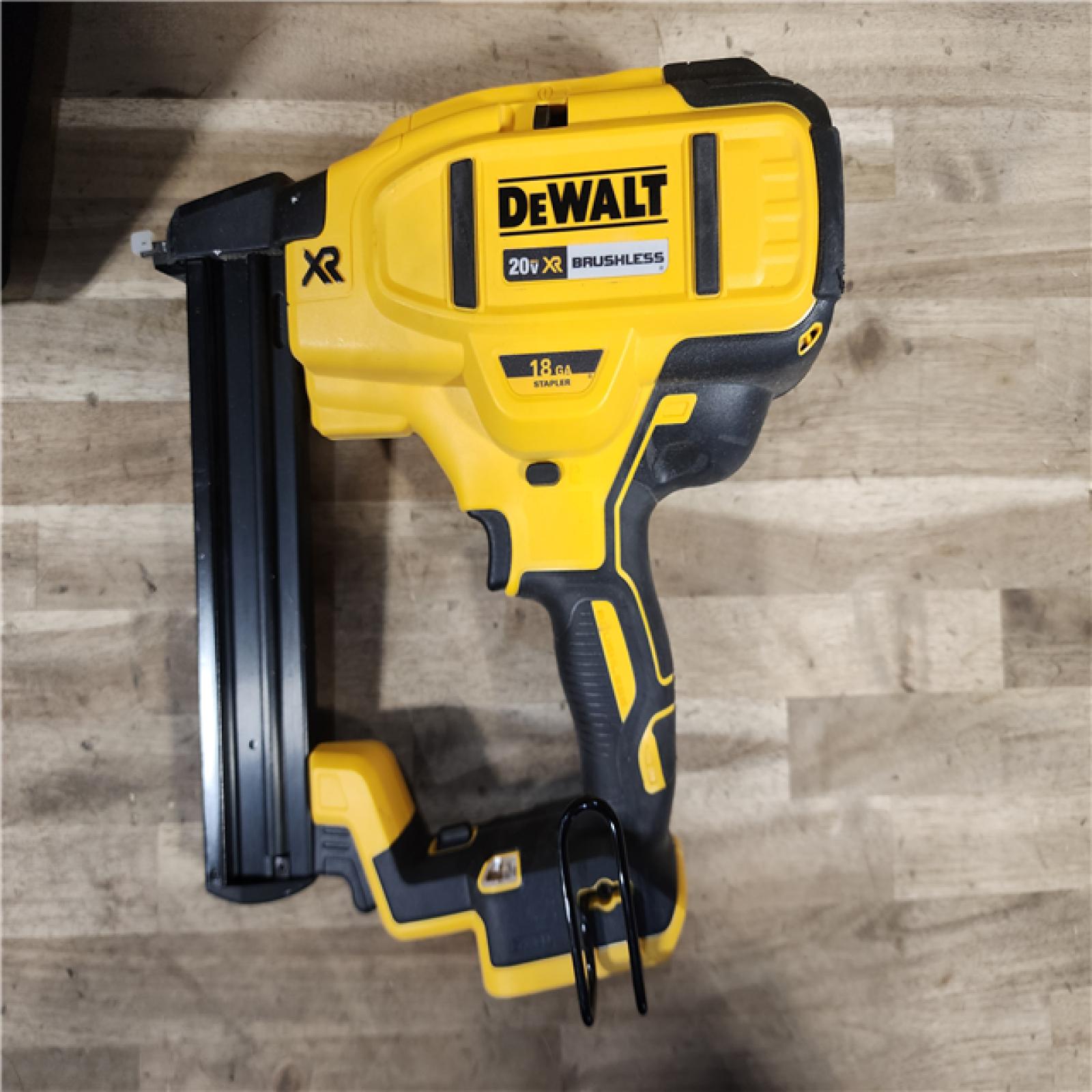 HOUSTON LOCATION - AS-IS DEWALT XR 18 GA NARROW CROWN STAPLER KIT (DCN681D1)