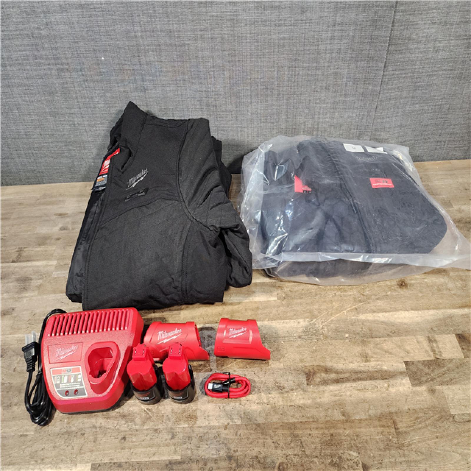 HOUSTON LOCATION - AS-IS MILWAUKEE 2 HEATED CLOTHING COMBO KIT