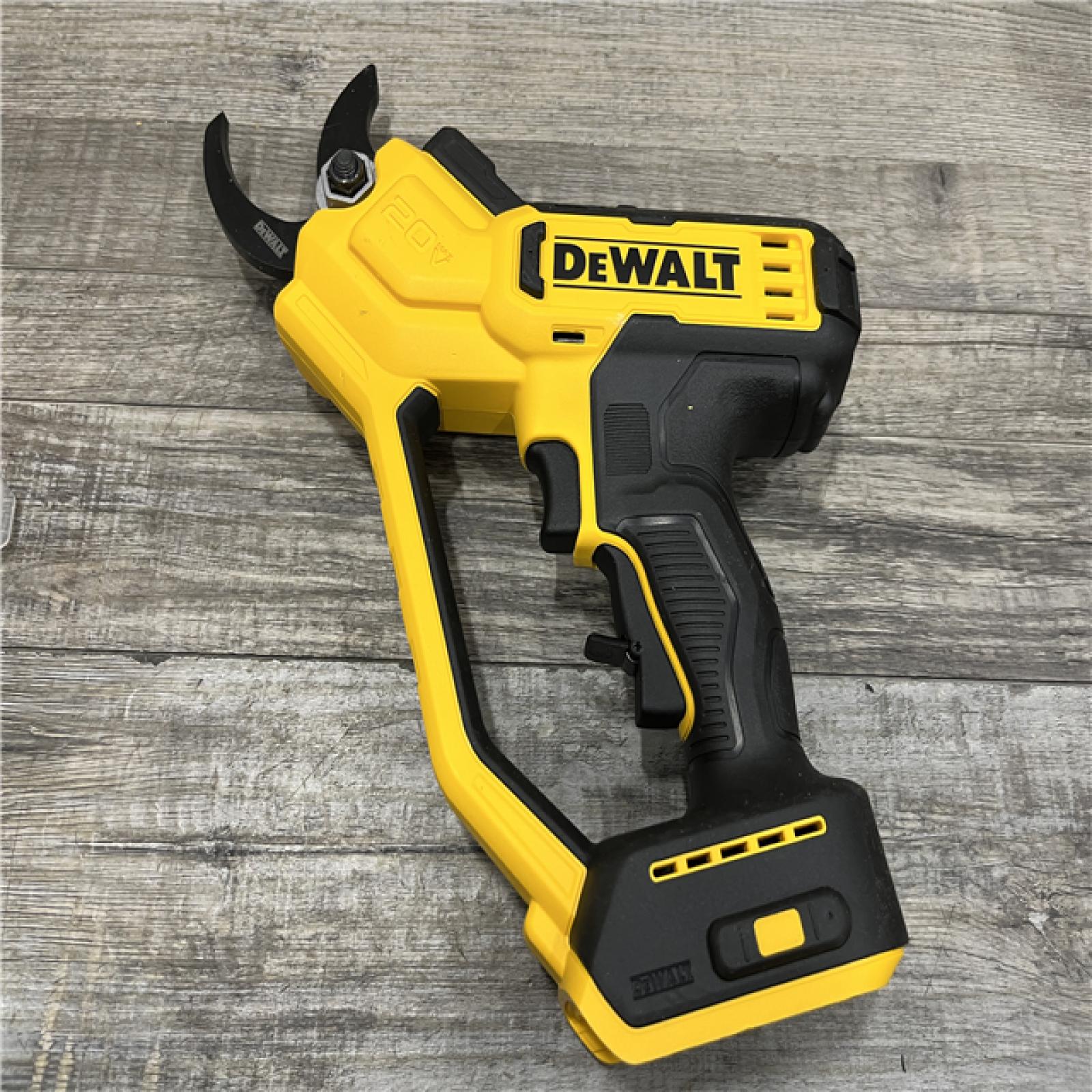 AS-IS DEWALT 20V MAX Cordless Battery Powered Pruner Kit