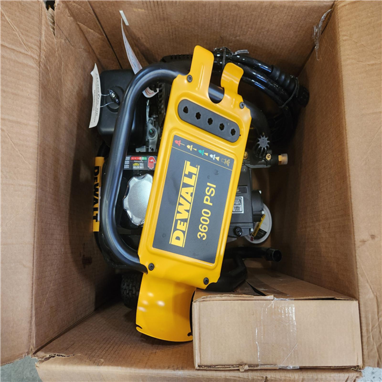 Phoenix NEW DEWALT 3600 PSI 2.5 GPM Cold Water Gas Professional Pressure Washer with HONDA GX200 Engine