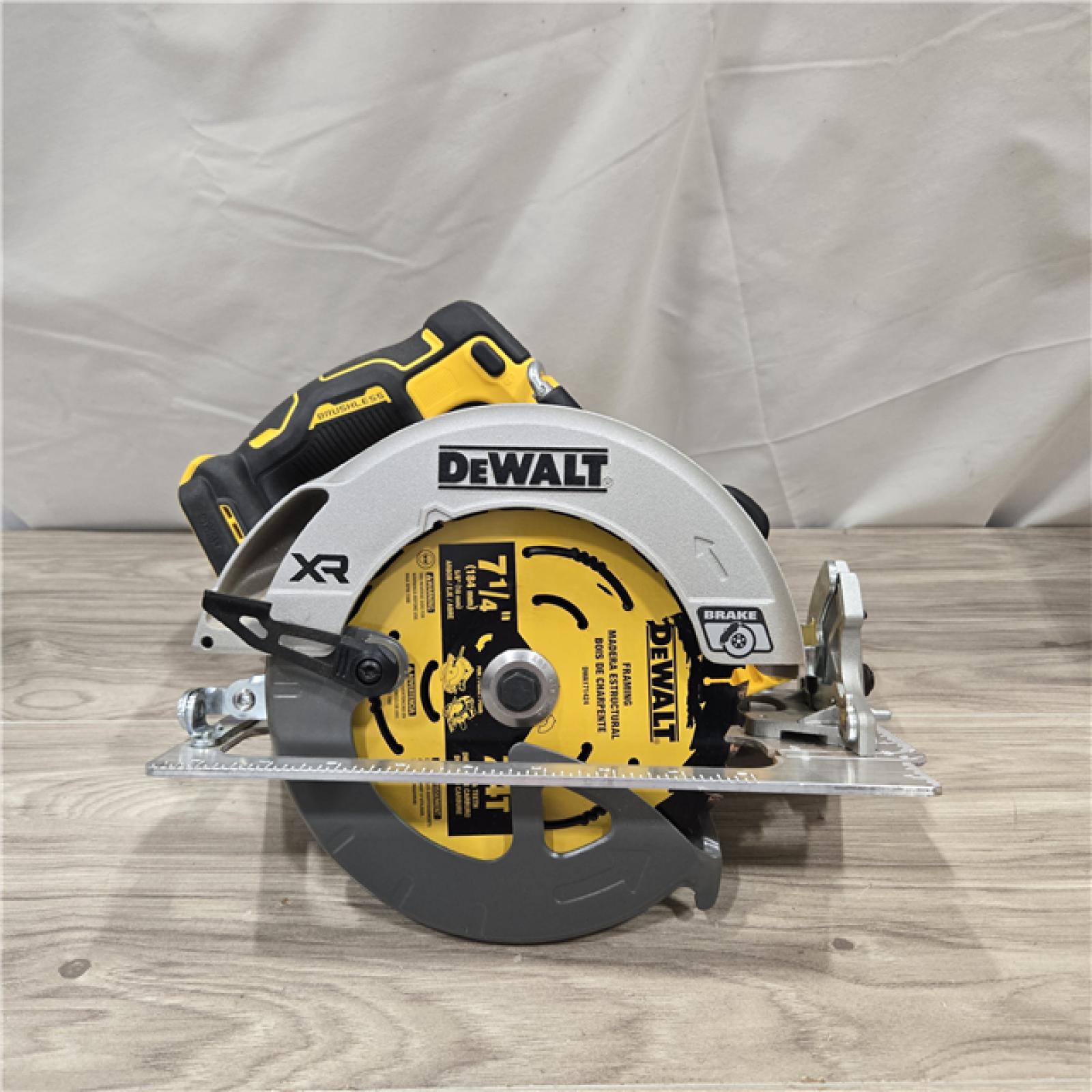 AS-IS DEWALT 20-Volt MAX 7-1/4 in. Cordless Circular Saw (Tool Only)