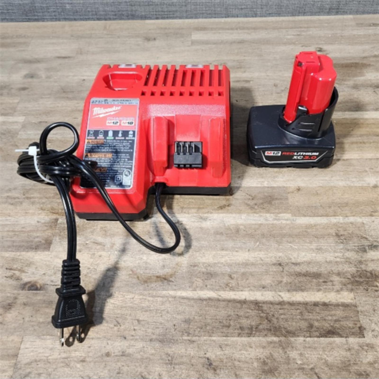 HOUSTON LOCATION - AS-IS Milwaukee Green 125 Ft. Cross Line and Plumb Points Laser Level Kit