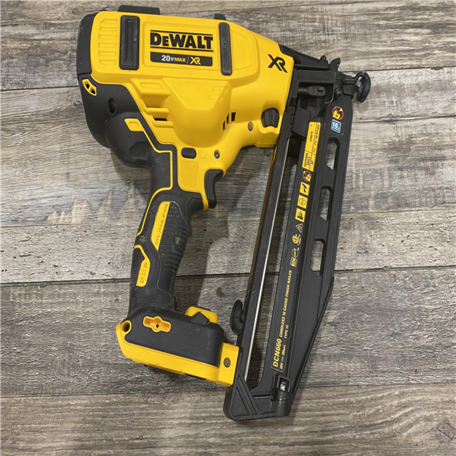 AS-IS DEWALT 20V MAX XR 16-Gauge Electric Cordless Angled Finishing Nailer Kit