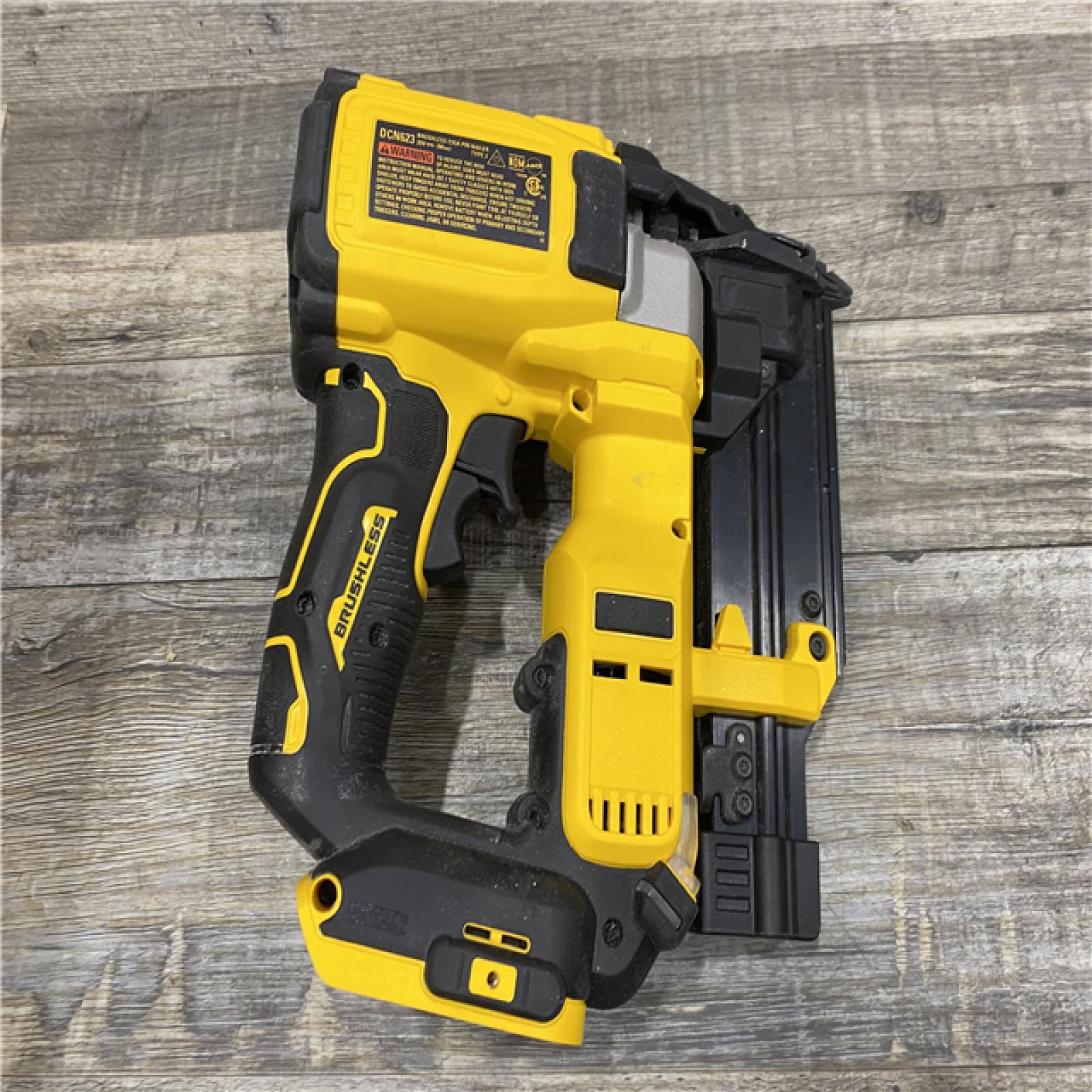 AS-IS DEWALT ATOMIC 20V MAX Lithium Ion Cordless 23 Gauge Pin Nailer Kit