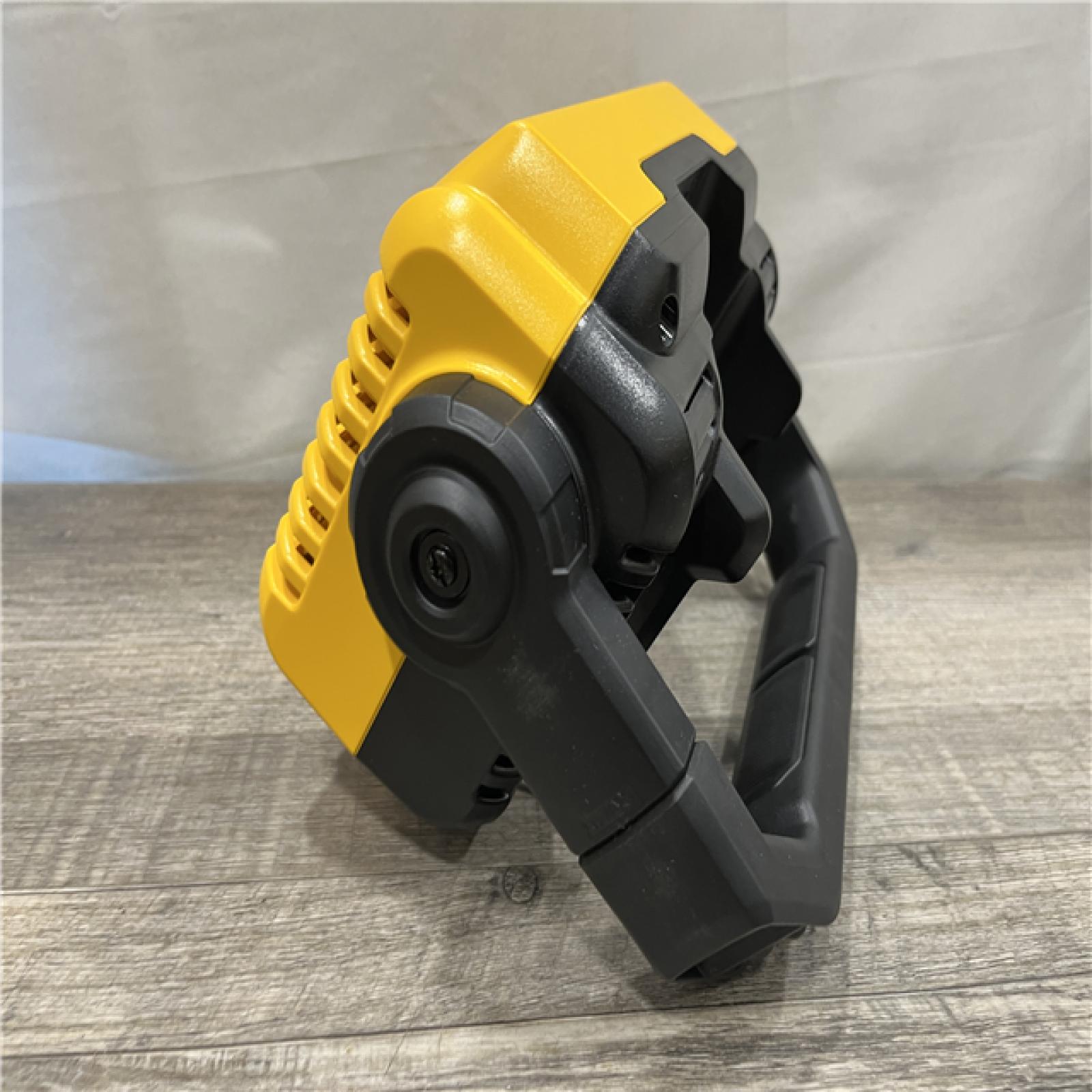 LIKE NEW - DEWALT 20-Volt MAX Lithium-Ion Compact Cordless Task Light Kit