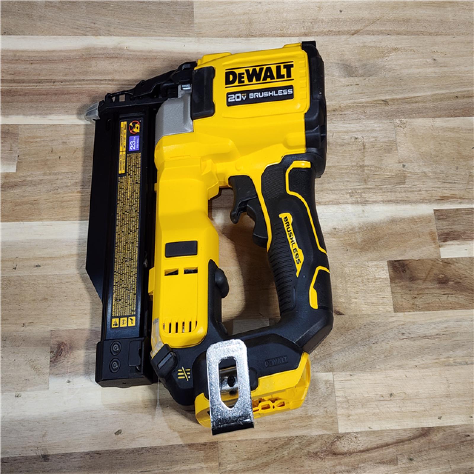 HOUSTON LOCATION - AS-IS DEWALT ATOMIC 20V MAX Lithium Ion Cordless 23 Gauge Pin Nailer Kit