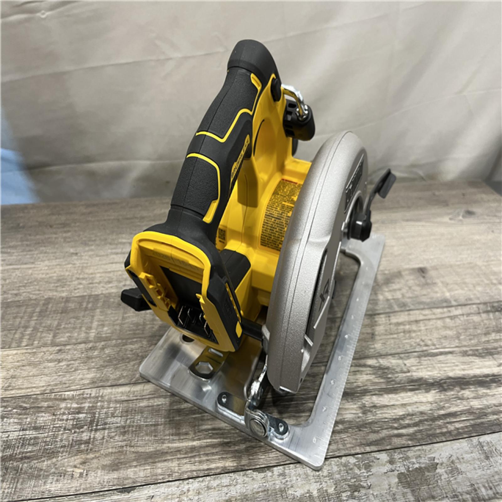 AS-IS DEWALT 20-Volt MAX 7-1/4 in. Cordless Circular Saw (Tool Only)