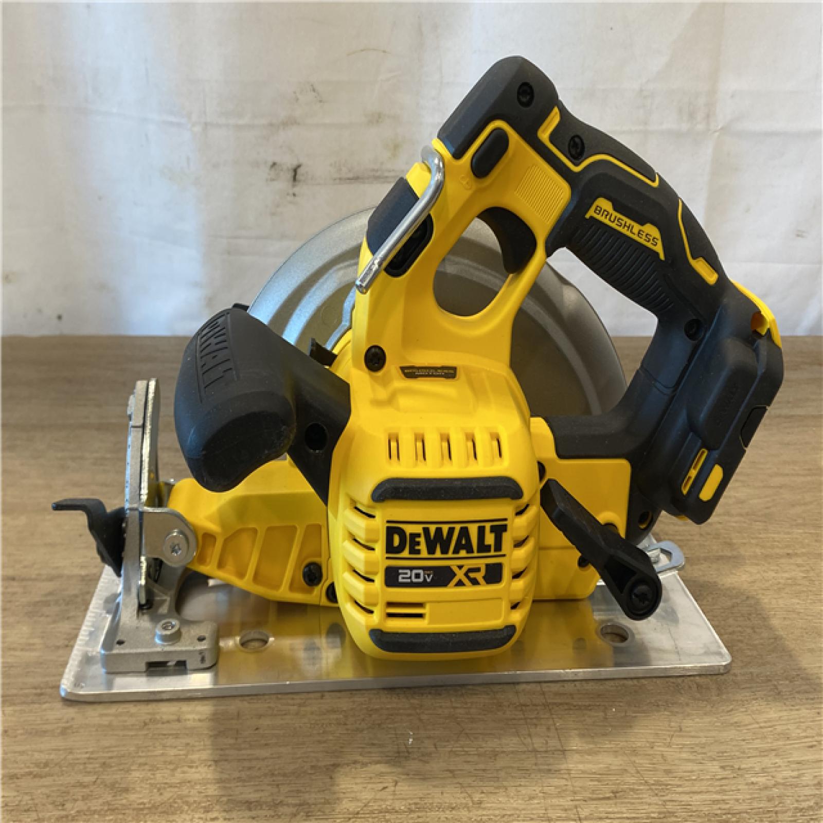 AS-IS DEWALT 20V MAX Lithium-Ion 7-1/4 in. Cordless Circular Saw Kit