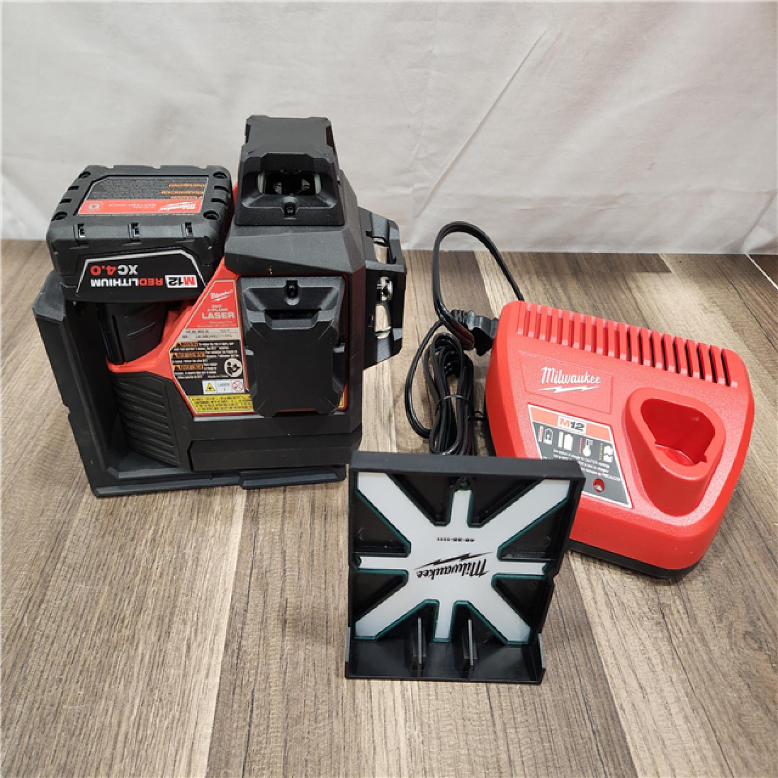 AS-IS- Milwaukee -M12 Green Beam Laser 360° 3-Plane Kit