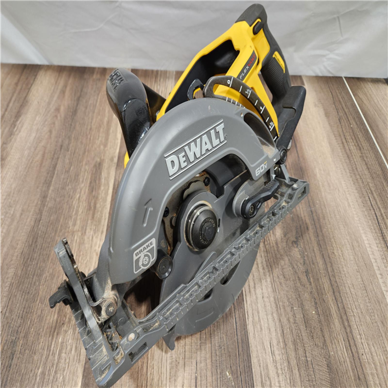 GOOD  DEWALT FLEXVOLT 60V MAX Cordless Brushless 7-1/4 in. Wormdrive Style Circular Saw (Tool Only)