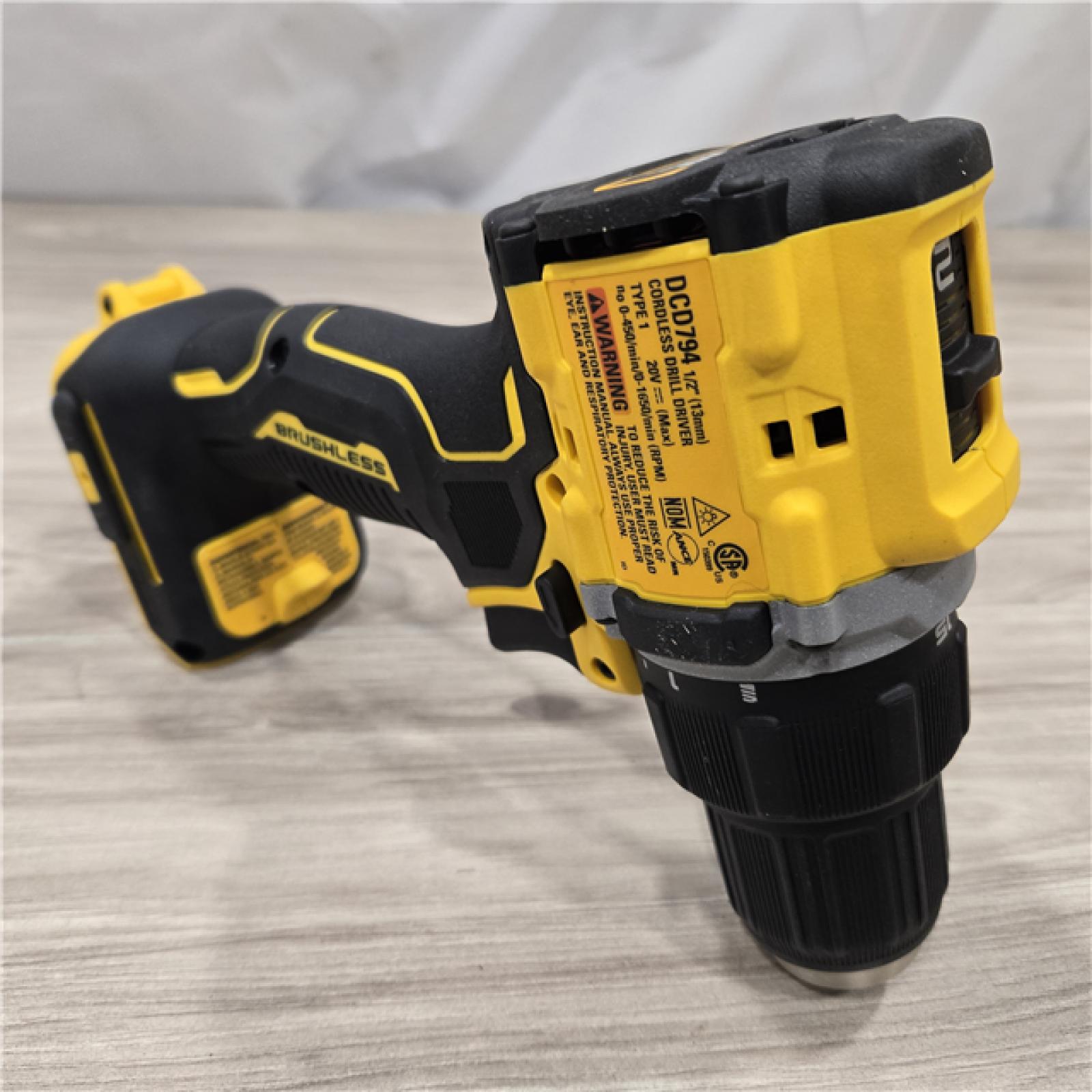 AS-IS DEWALT ATOMIC COMPACT SERIES 20V MAX* Cordless Drill/Driver Kit