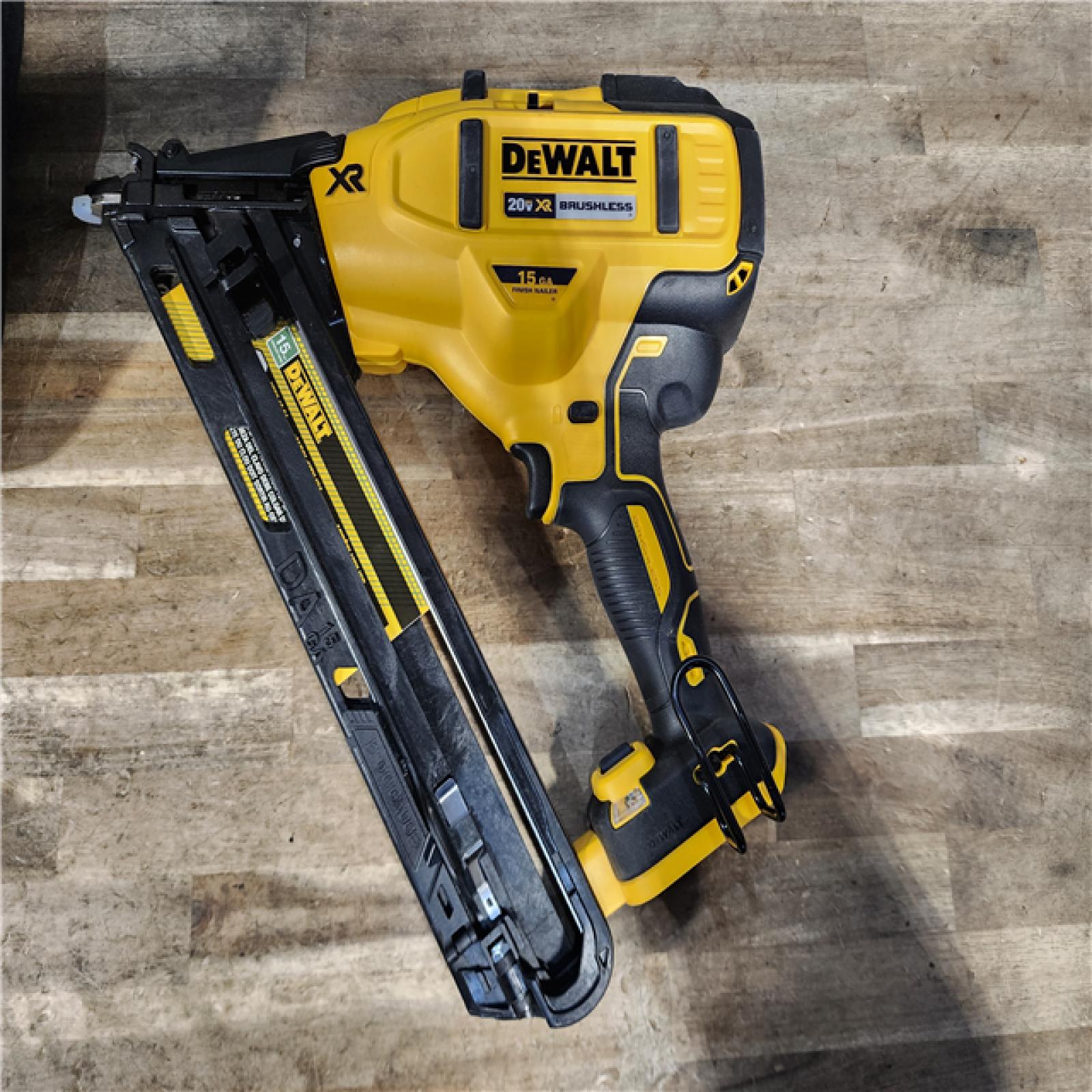 HOUSTON LOCATION - AS-IS DeWalt 15 GA ANGLED FINISH NAILER KIT W/ BATTERY & CHARGER