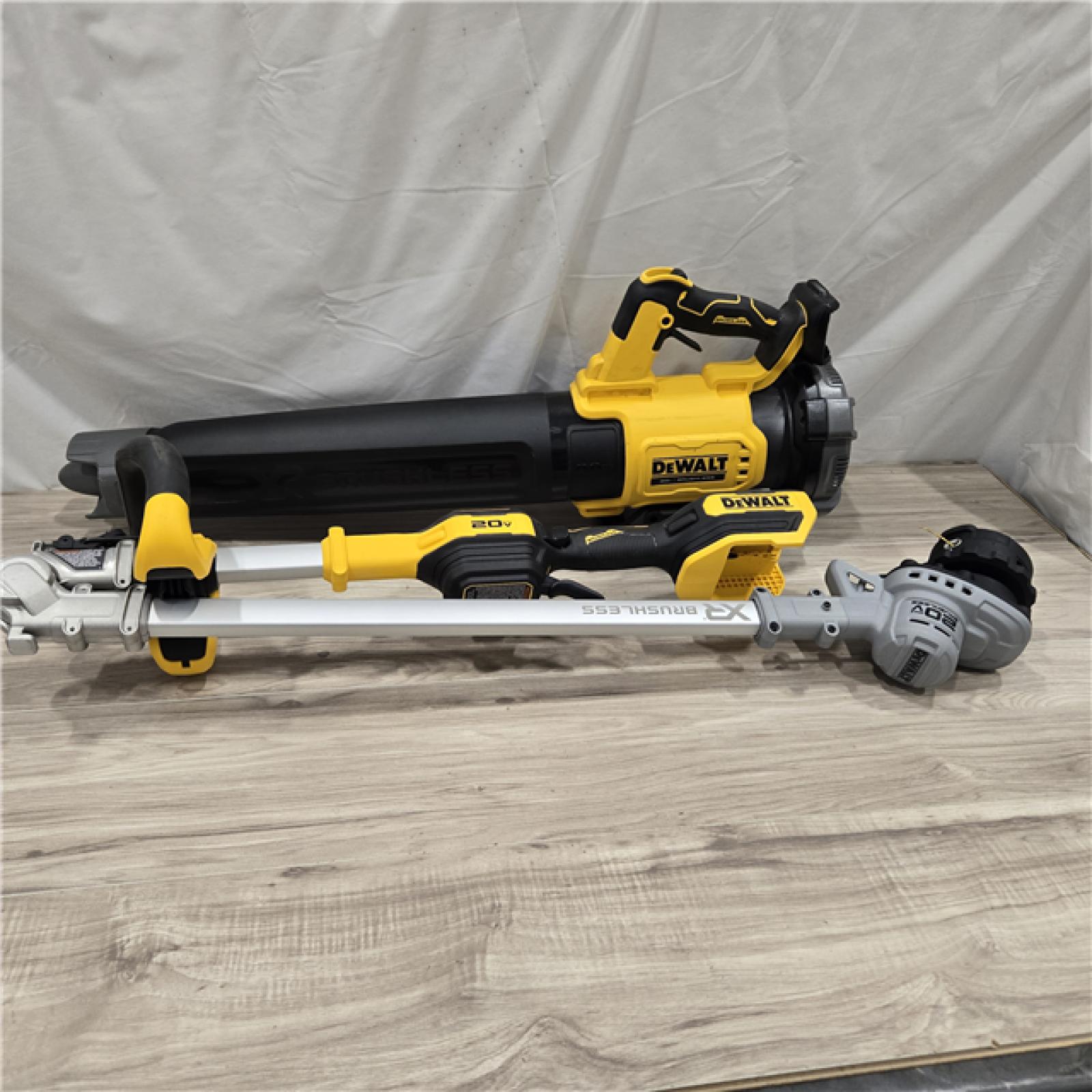 AS-IS DEWALT 20V MAX Cordless String Trimmer & Blower Combo Kit