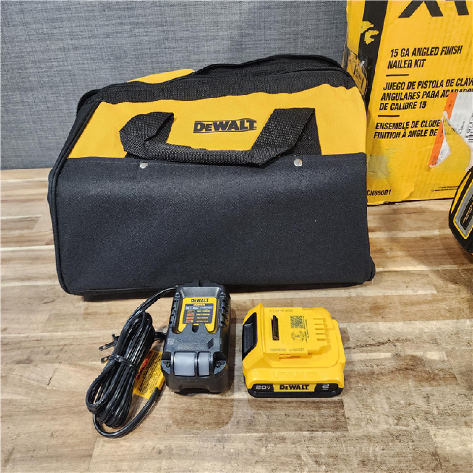 HOUSTON LOCATION - AS-IS DEWALT 20V MAX XR Lithium-Ion Cordless 2-1/2 in. 15-Gauge Finish Nailer Kit
