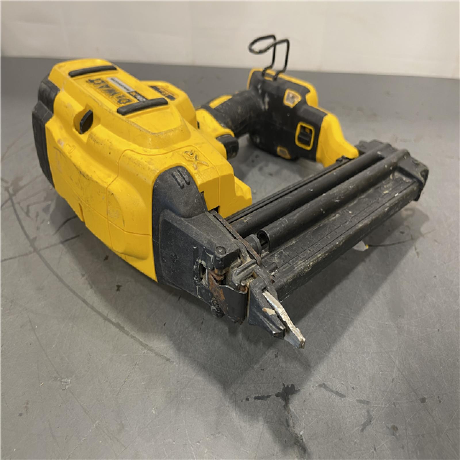 AS-IS - DeWalt 20V MAX XR Lithium-Ion Electric Cordless 18-Gauge Brad Nailer