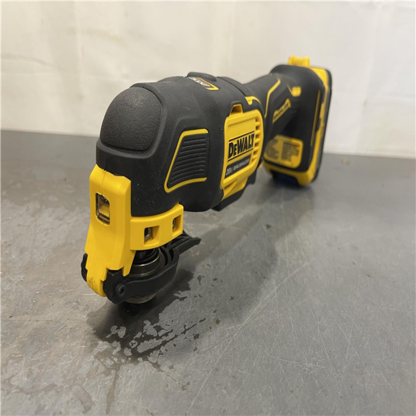 AS-IS - DeWalt ATOMIC 20V MAX Brushless Oscillating Multi Tool Kit
