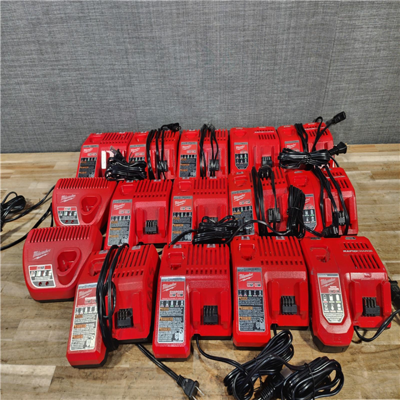 HOUSTON LOCATION - AS-IS MILWAUKEE BATTERY CHARGER PACK QTY - 15