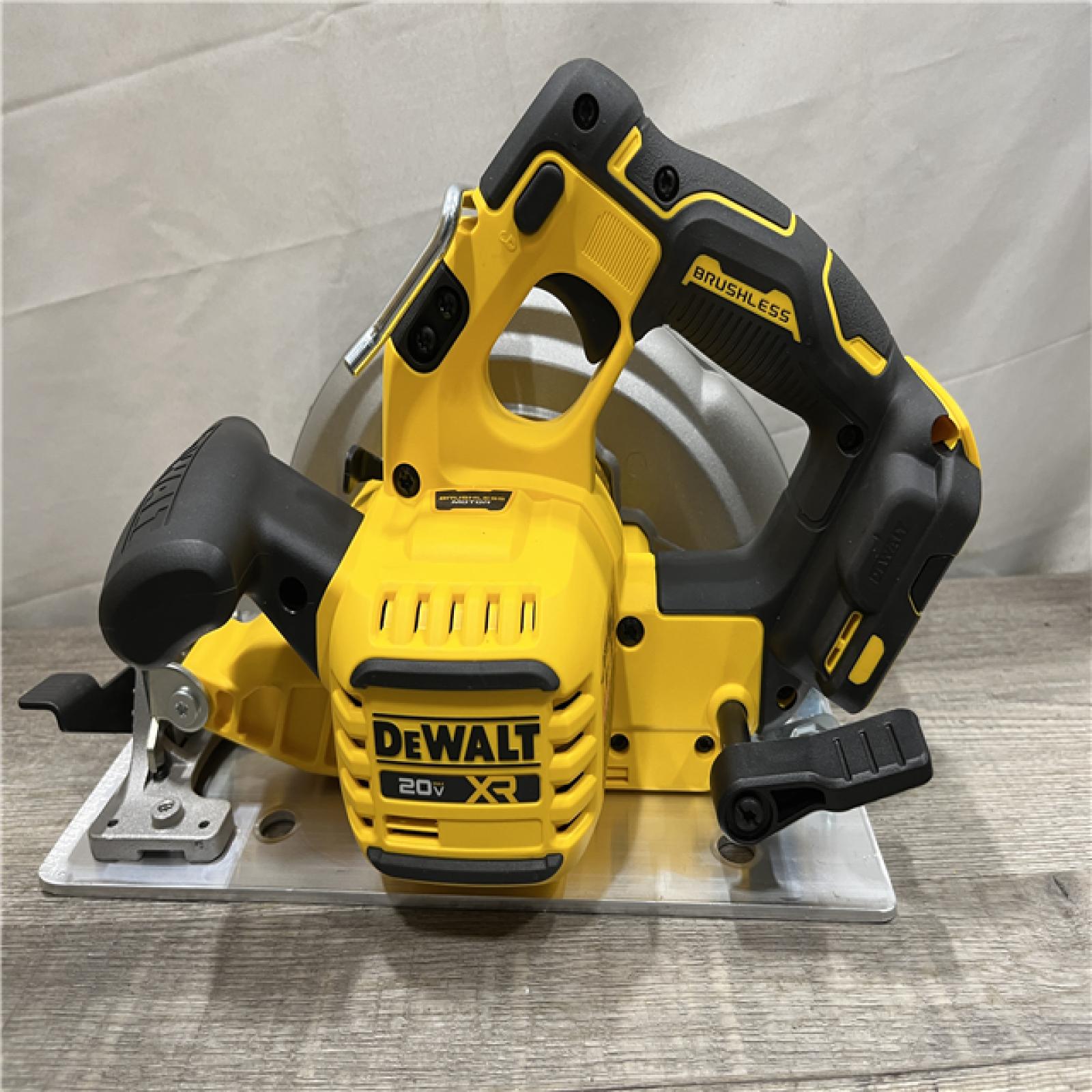AS-IS DEWALT 20-Volt MAX 7-1/4 in. Cordless Circular Saw (Tool Only)