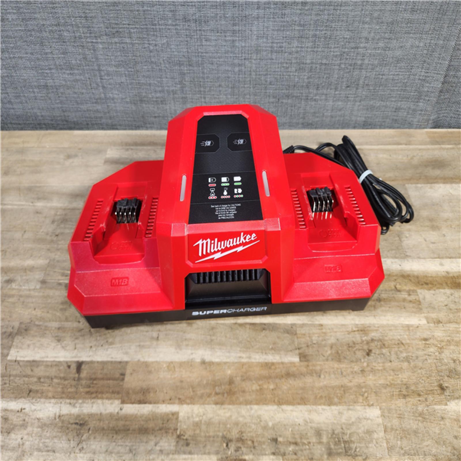 HOUSTON LOCATION - AS-IS Milwaukee 48-59-1815 M18 18V Dual Bay Simultaneous Super Charger (TOOL ONLY)