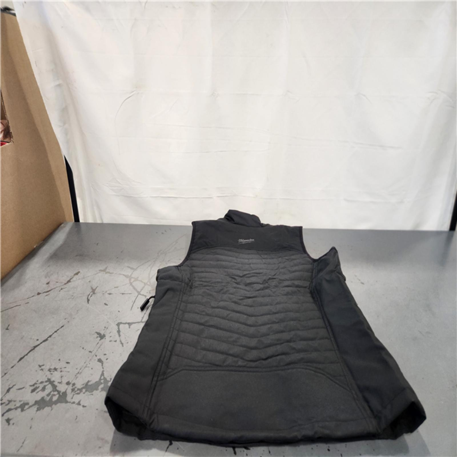 AS-IS- Milwaukee Men's Medium M12 12V Lithium-Ion Cordless AXIS Black Heated Vest (Vest Only)