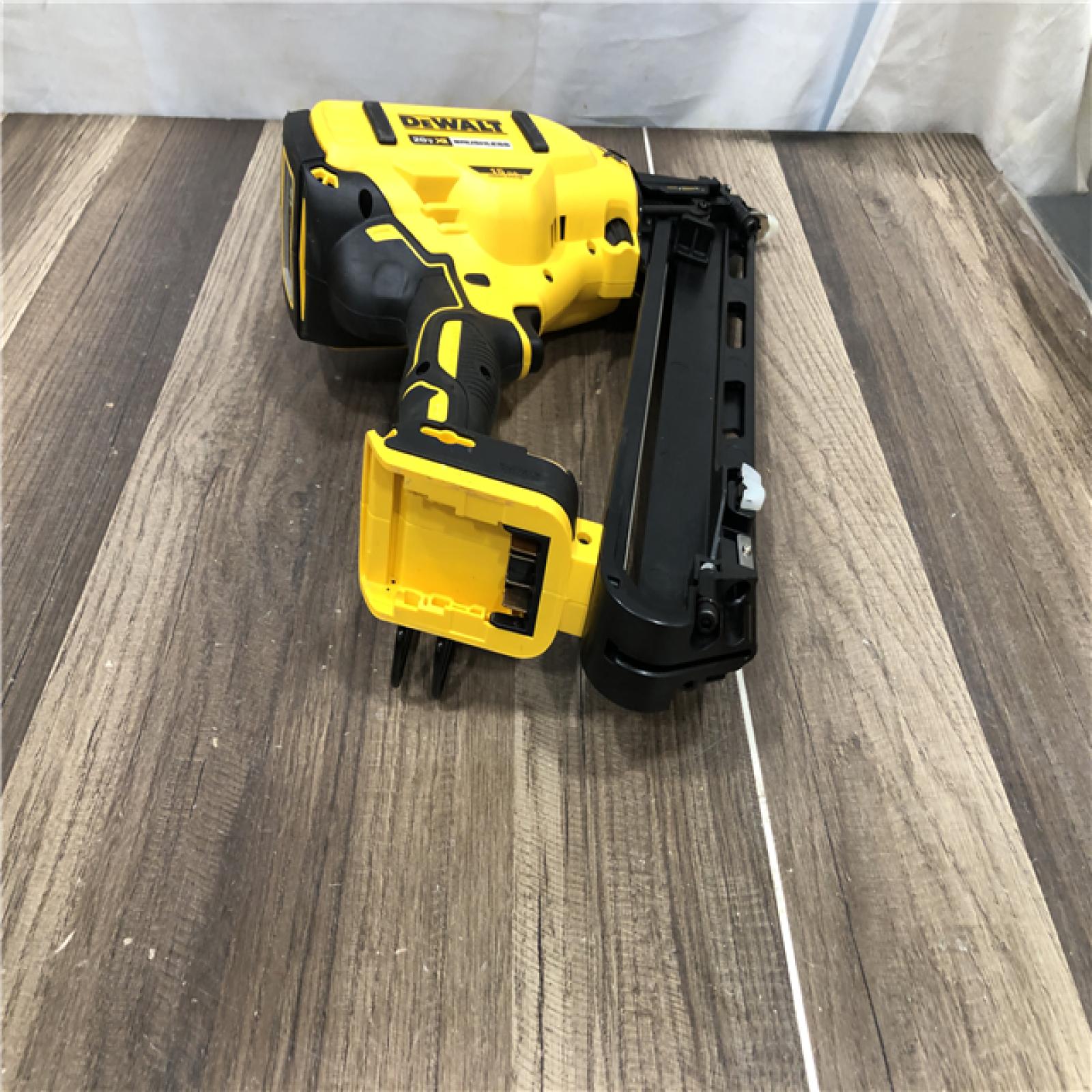 AS-IS DEWALT 20V MAX XR Lithium-Ion Cordless 2-1/2 in. 15-Gauge Finish Nailer Kit