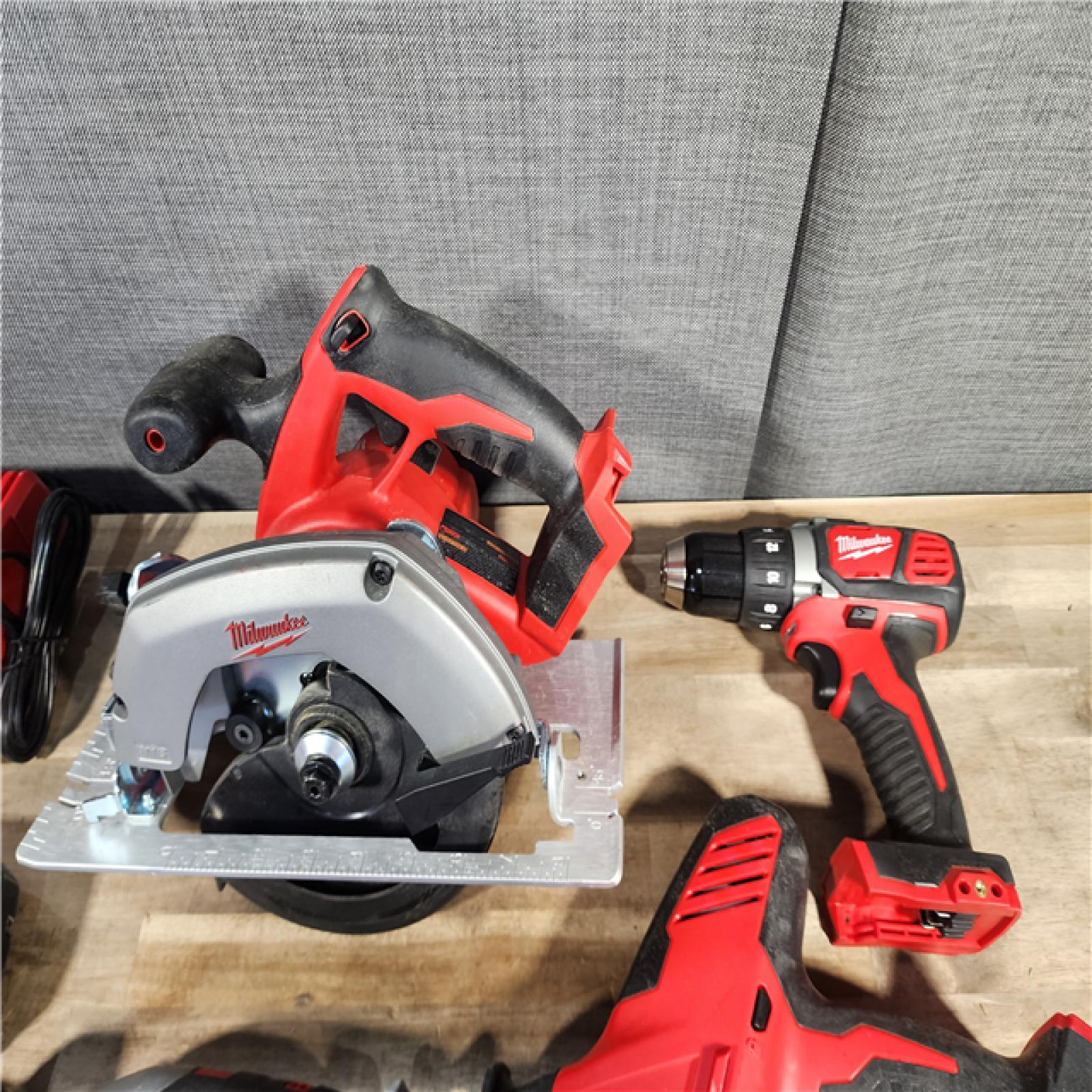 HOUSTON LOCATION - AS-IS MILWAUKEE 7 TOOL COMBO KIT W/ (2) BATTERY & CHARGER